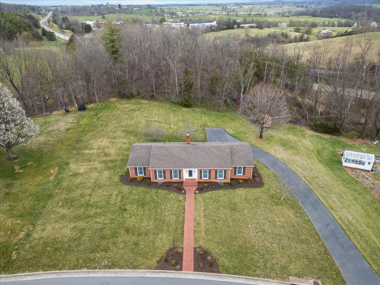 824 LAMMERMOOR DR, STAUNTON, Virginia 24401, 3 Bedrooms Bedrooms, ,2 BathroomsBathrooms,Residential,824 LAMMERMOOR DR,662534 MLS # 662534