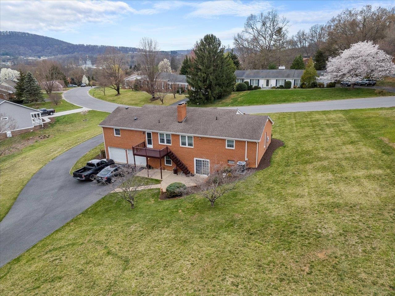 824 LAMMERMOOR DR, STAUNTON, Virginia 24401, 3 Bedrooms Bedrooms, ,2 BathroomsBathrooms,Residential,824 LAMMERMOOR DR,662534 MLS # 662534