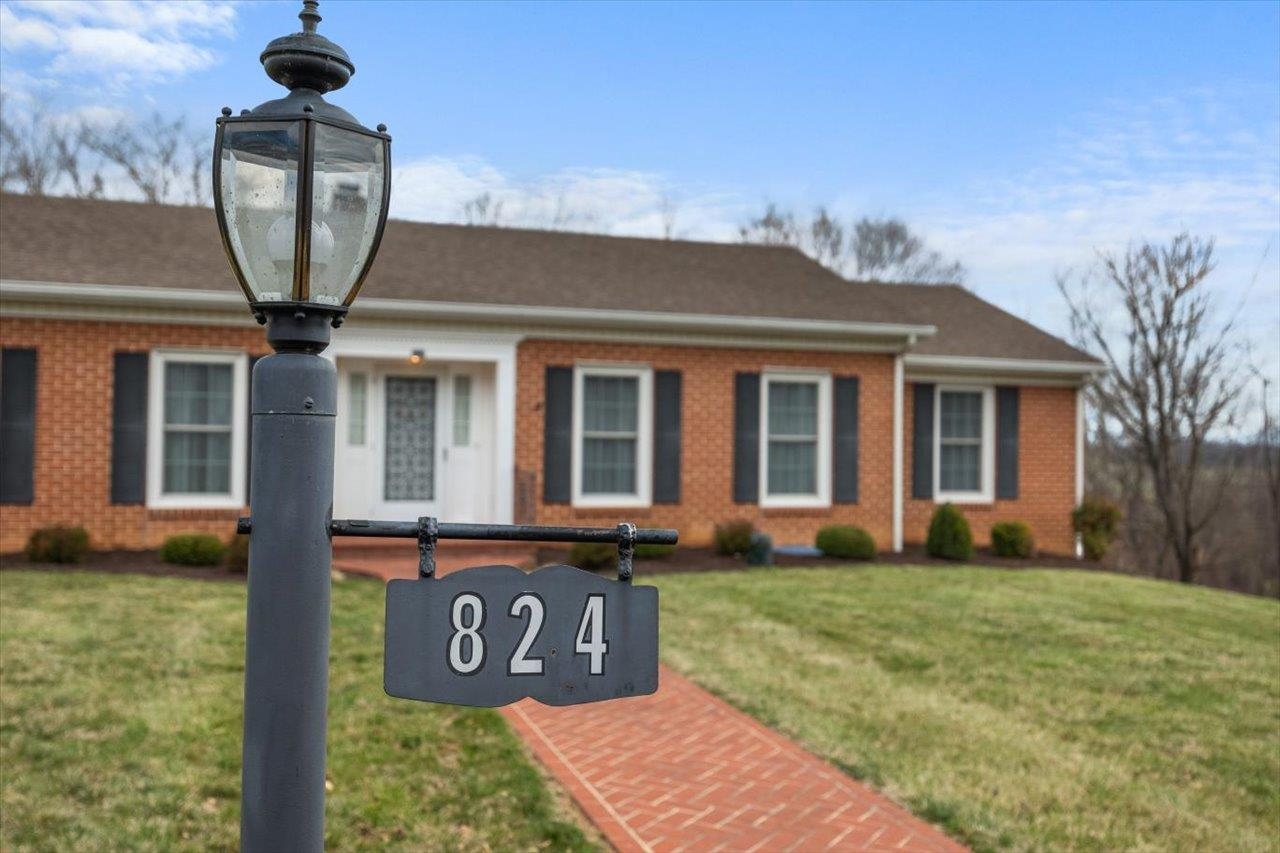 824 LAMMERMOOR DR, STAUNTON, Virginia 24401, 3 Bedrooms Bedrooms, ,2 BathroomsBathrooms,Residential,824 LAMMERMOOR DR,662534 MLS # 662534