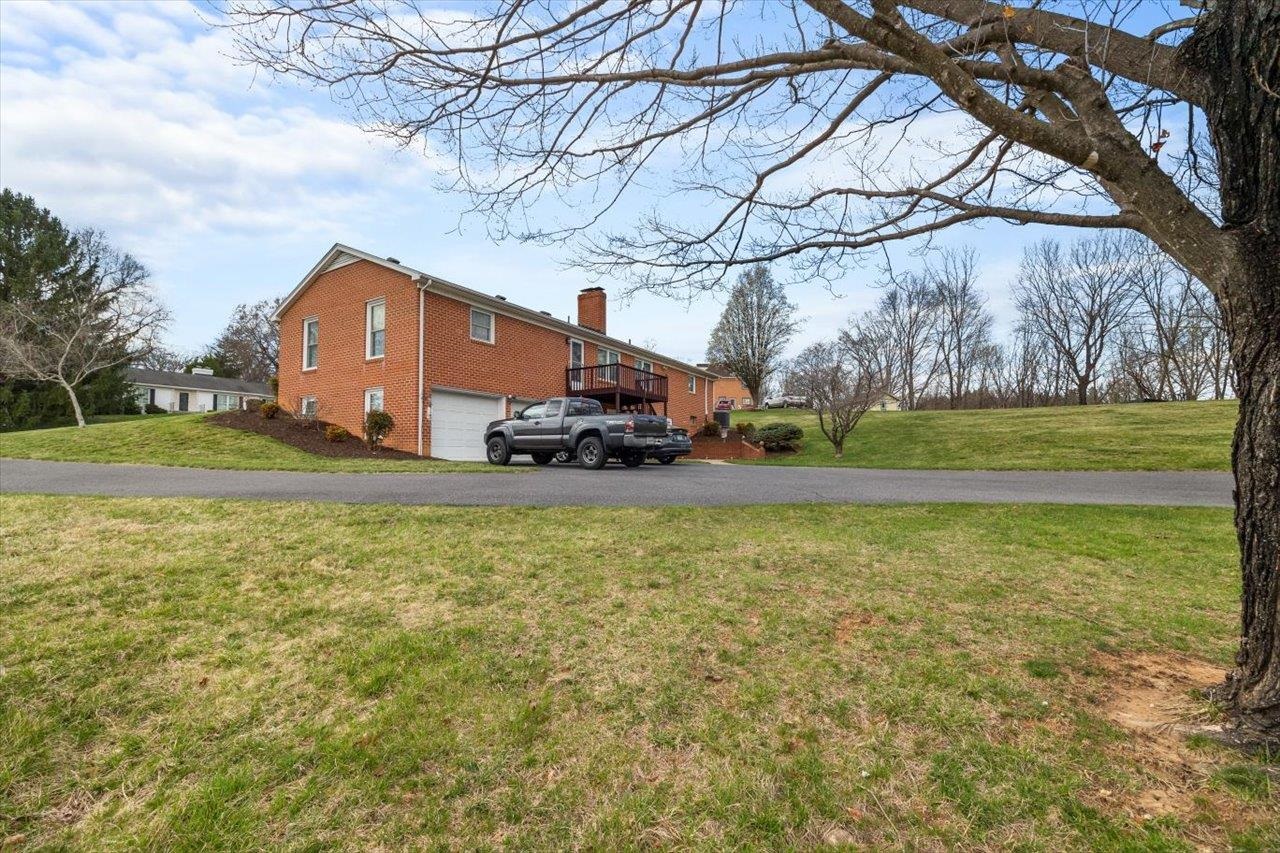 824 LAMMERMOOR DR, STAUNTON, Virginia 24401, 3 Bedrooms Bedrooms, ,2 BathroomsBathrooms,Residential,824 LAMMERMOOR DR,662534 MLS # 662534