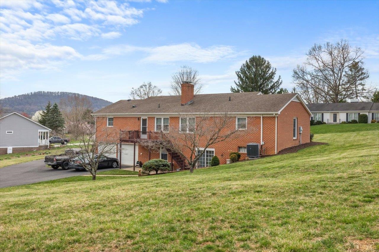 824 LAMMERMOOR DR, STAUNTON, Virginia 24401, 3 Bedrooms Bedrooms, ,2 BathroomsBathrooms,Residential,824 LAMMERMOOR DR,662534 MLS # 662534