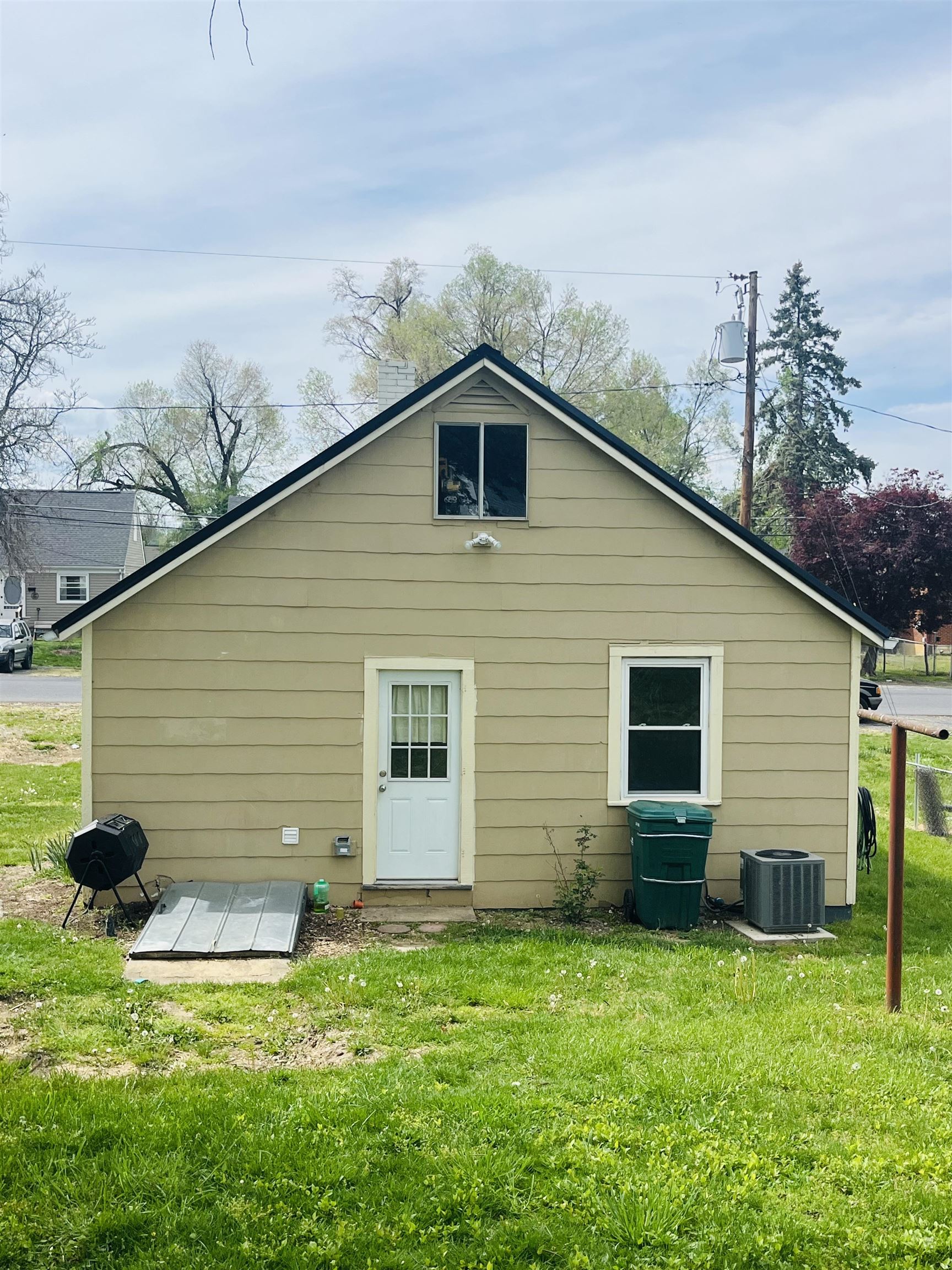 650 N AUGUSTA AVE, WAYNESBORO, Virginia 22980, 2 Bedrooms Bedrooms, ,1 BathroomBathrooms,Residential,650 N AUGUSTA AVE,663944 MLS # 663944