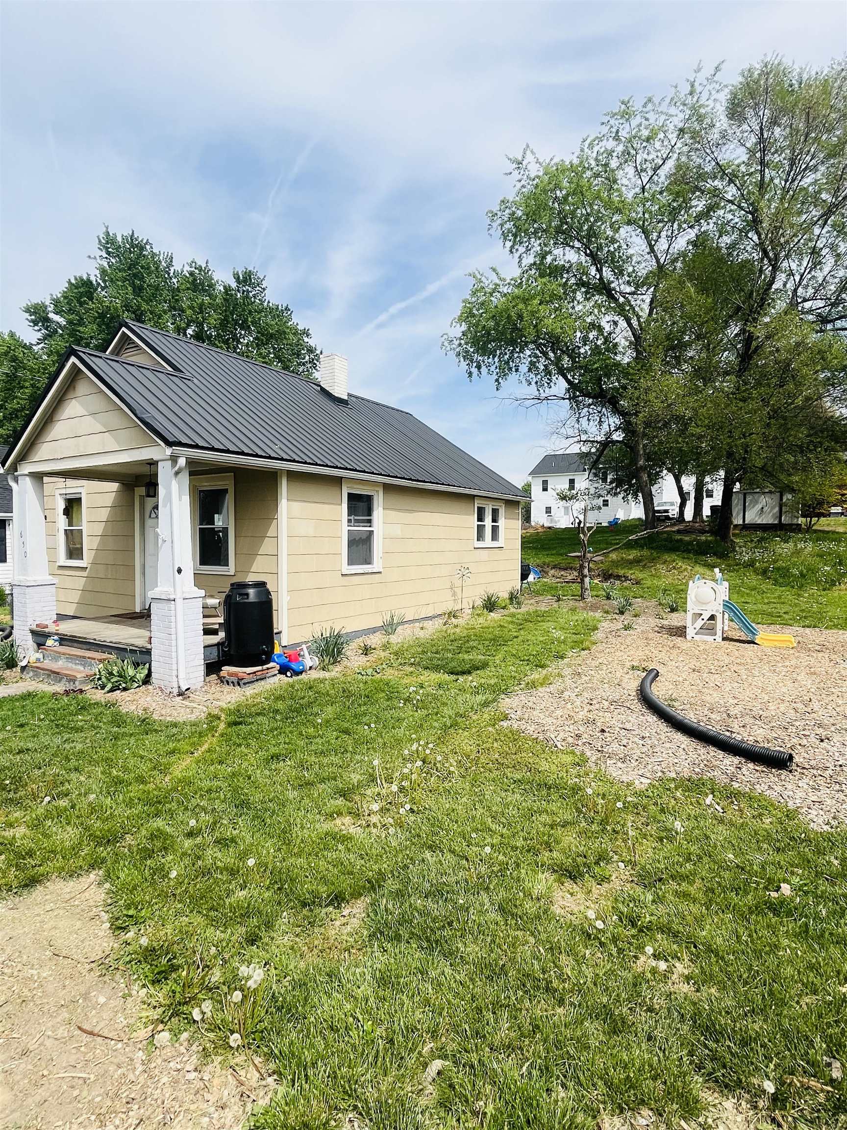 650 N AUGUSTA AVE, WAYNESBORO, Virginia 22980, 2 Bedrooms Bedrooms, ,1 BathroomBathrooms,Residential,650 N AUGUSTA AVE,663944 MLS # 663944
