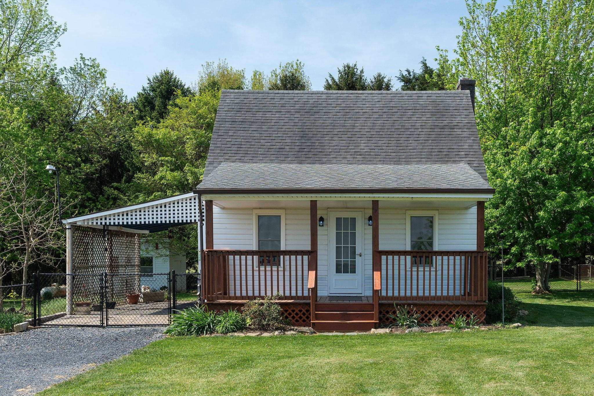 19 NEW HOPE AND CRIMORA RD, WAYNESBORO, Virginia 22980, 2 Bedrooms Bedrooms, ,1 BathroomBathrooms,Residential,19 NEW HOPE AND CRIMORA RD,663951 MLS # 663951
