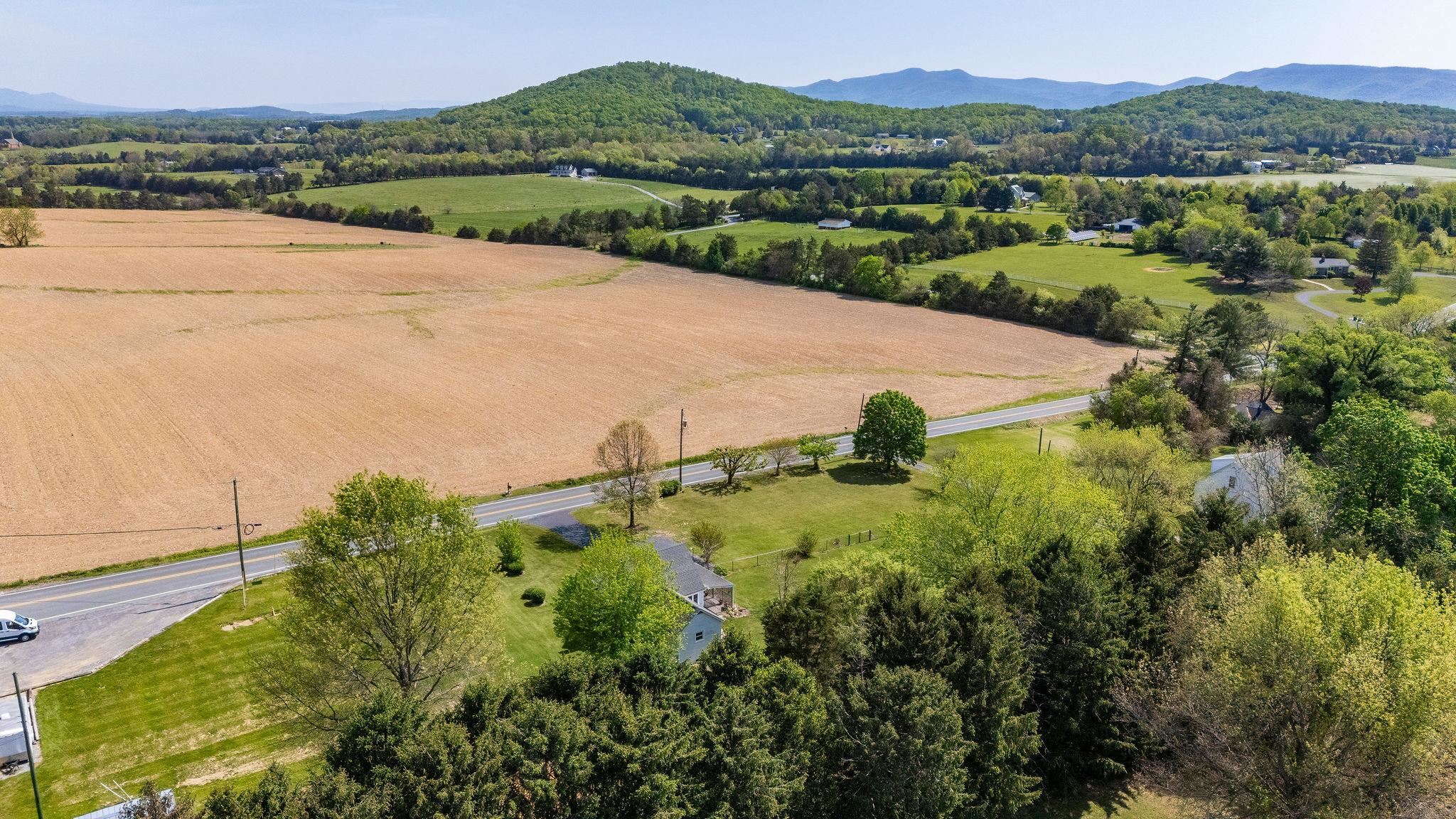 19 NEW HOPE AND CRIMORA RD, WAYNESBORO, Virginia 22980, 2 Bedrooms Bedrooms, ,1 BathroomBathrooms,Residential,19 NEW HOPE AND CRIMORA RD,663951 MLS # 663951