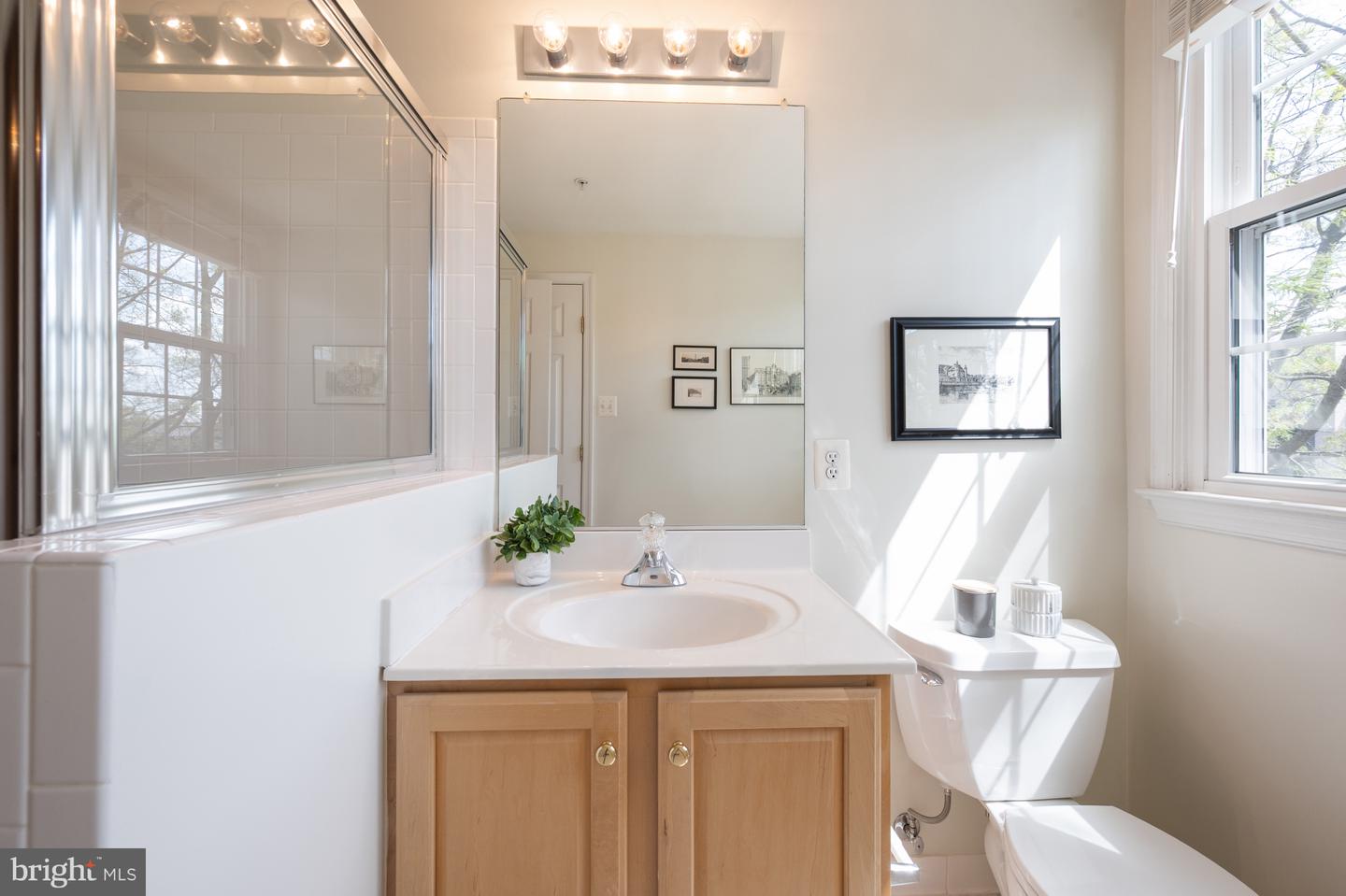 614 N PITT ST N, ALEXANDRIA, Virginia 22314, 3 Bedrooms Bedrooms, ,3 BathroomsBathrooms,Residential,For sale,614 N PITT ST N,VAAX2042766 MLS # VAAX2042766