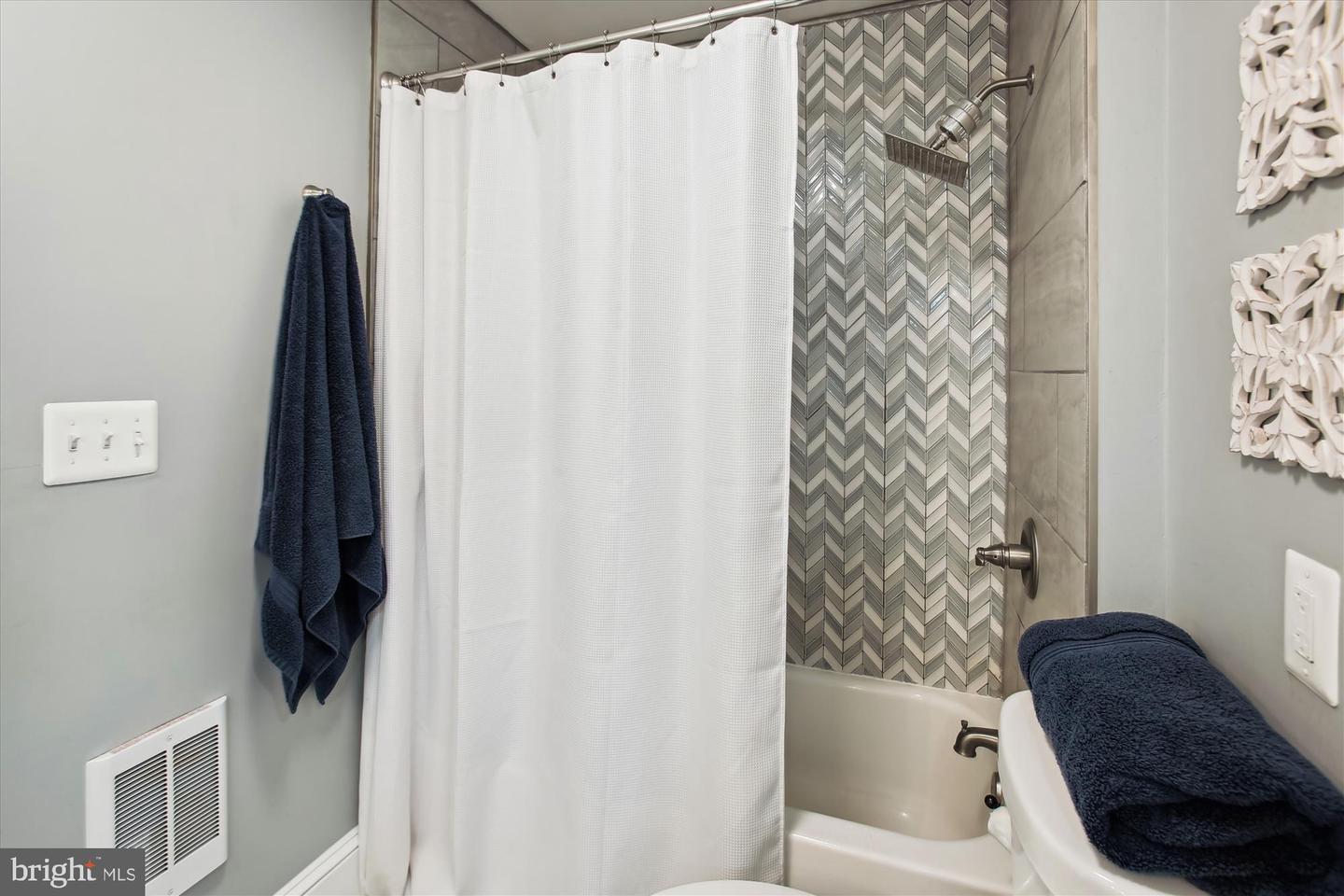 11 SWAN AVE, BERRYVILLE, Virginia 22611, 4 Bedrooms Bedrooms, ,1 BathroomBathrooms,Residential,For sale,11 SWAN AVE,VACL2003556 MLS # VACL2003556