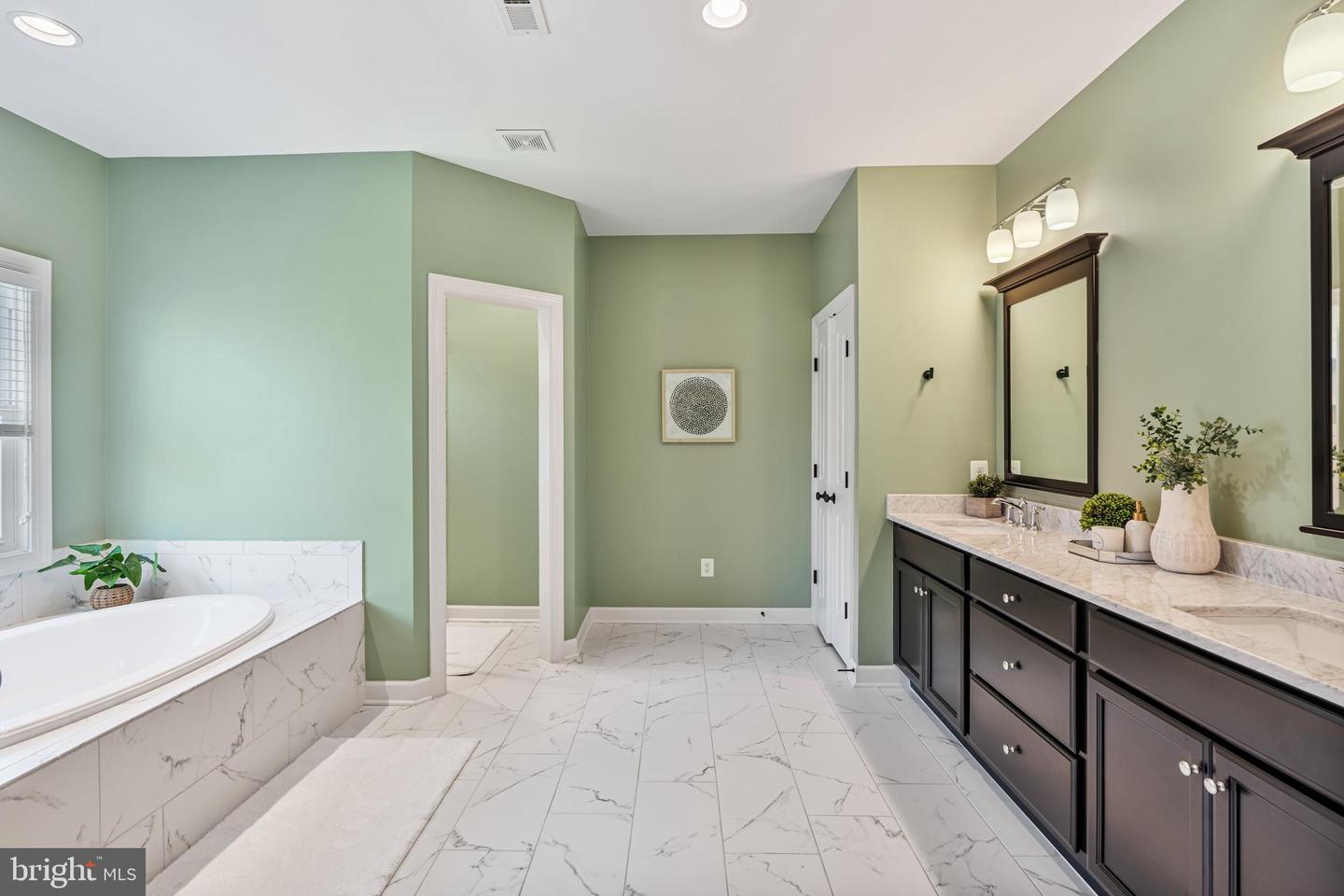 4950 34TH ST N, ARLINGTON, Virginia 22207, 5 Bedrooms Bedrooms, ,4 BathroomsBathrooms,Residential,For sale,4950 34TH ST N,VAAR2055420 MLS # VAAR2055420