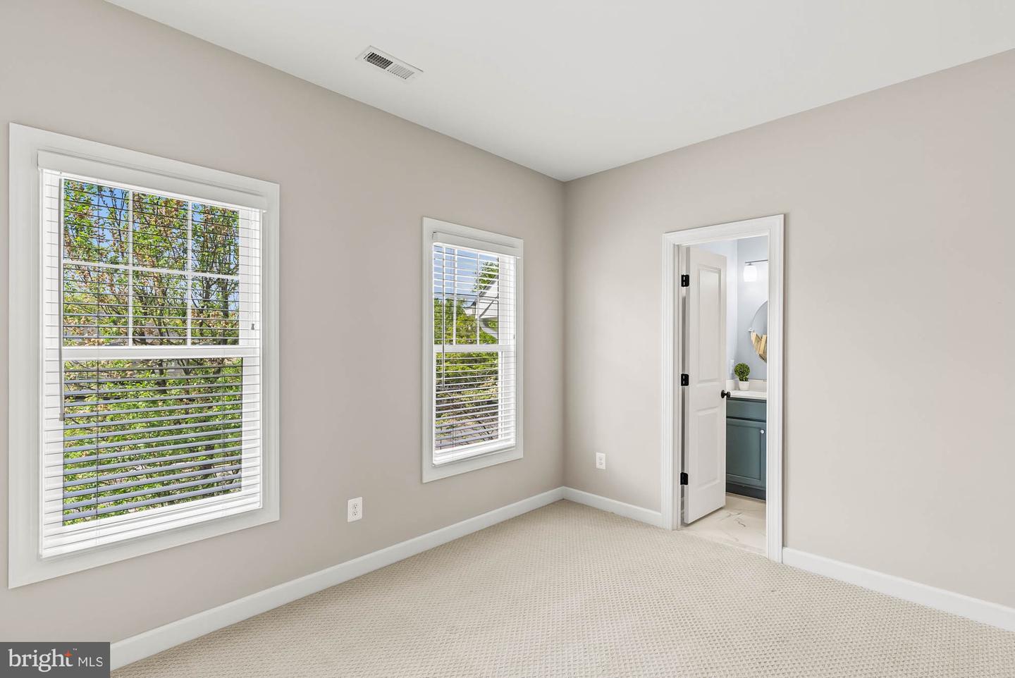 4950 34TH ST N, ARLINGTON, Virginia 22207, 5 Bedrooms Bedrooms, ,4 BathroomsBathrooms,Residential,For sale,4950 34TH ST N,VAAR2055420 MLS # VAAR2055420