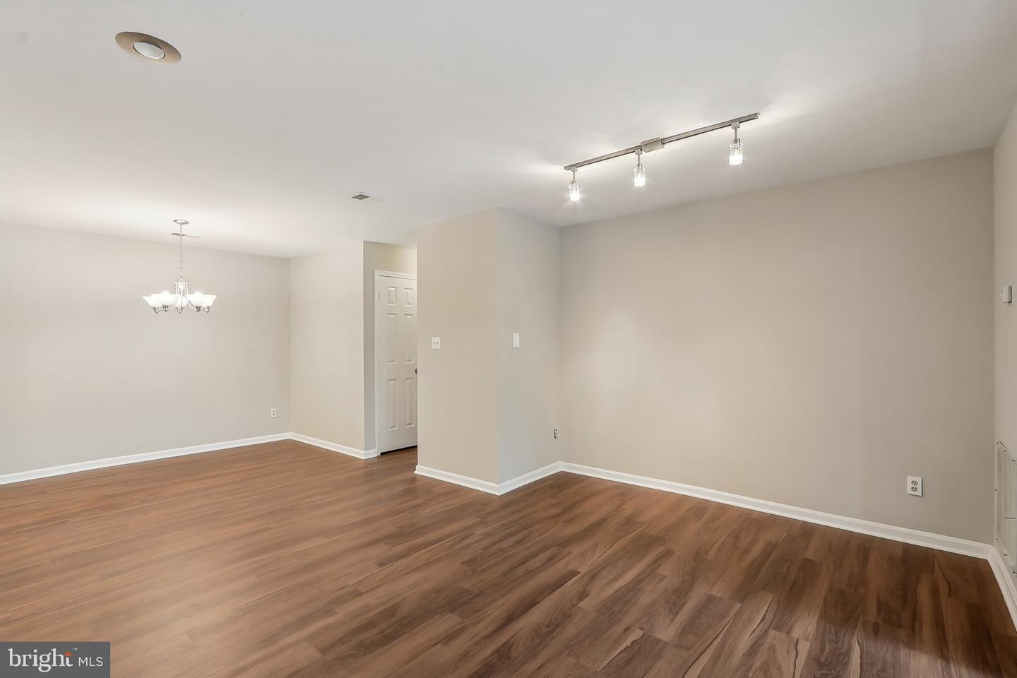 2816 LEE OAKS PL #102, FALLS CHURCH, Virginia 22046, 2 Bedrooms Bedrooms, 5 Rooms Rooms,2 BathroomsBathrooms,Residential,For sale,2816 LEE OAKS PL #102,VAFX2233310 MLS # VAFX2233310