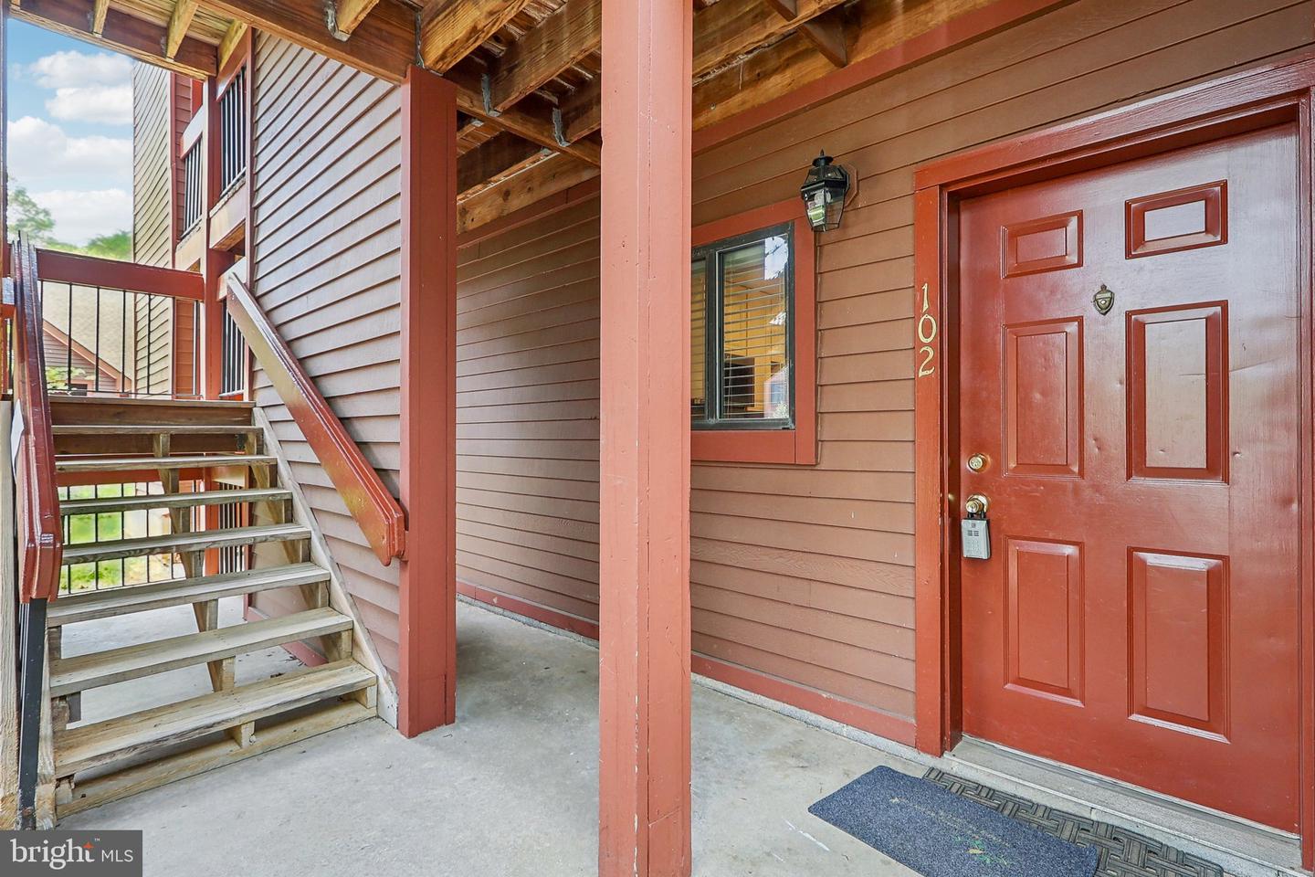 2816 LEE OAKS PL #102, FALLS CHURCH, Virginia 22046, 2 Bedrooms Bedrooms, 5 Rooms Rooms,2 BathroomsBathrooms,Residential,For sale,2816 LEE OAKS PL #102,VAFX2233310 MLS # VAFX2233310