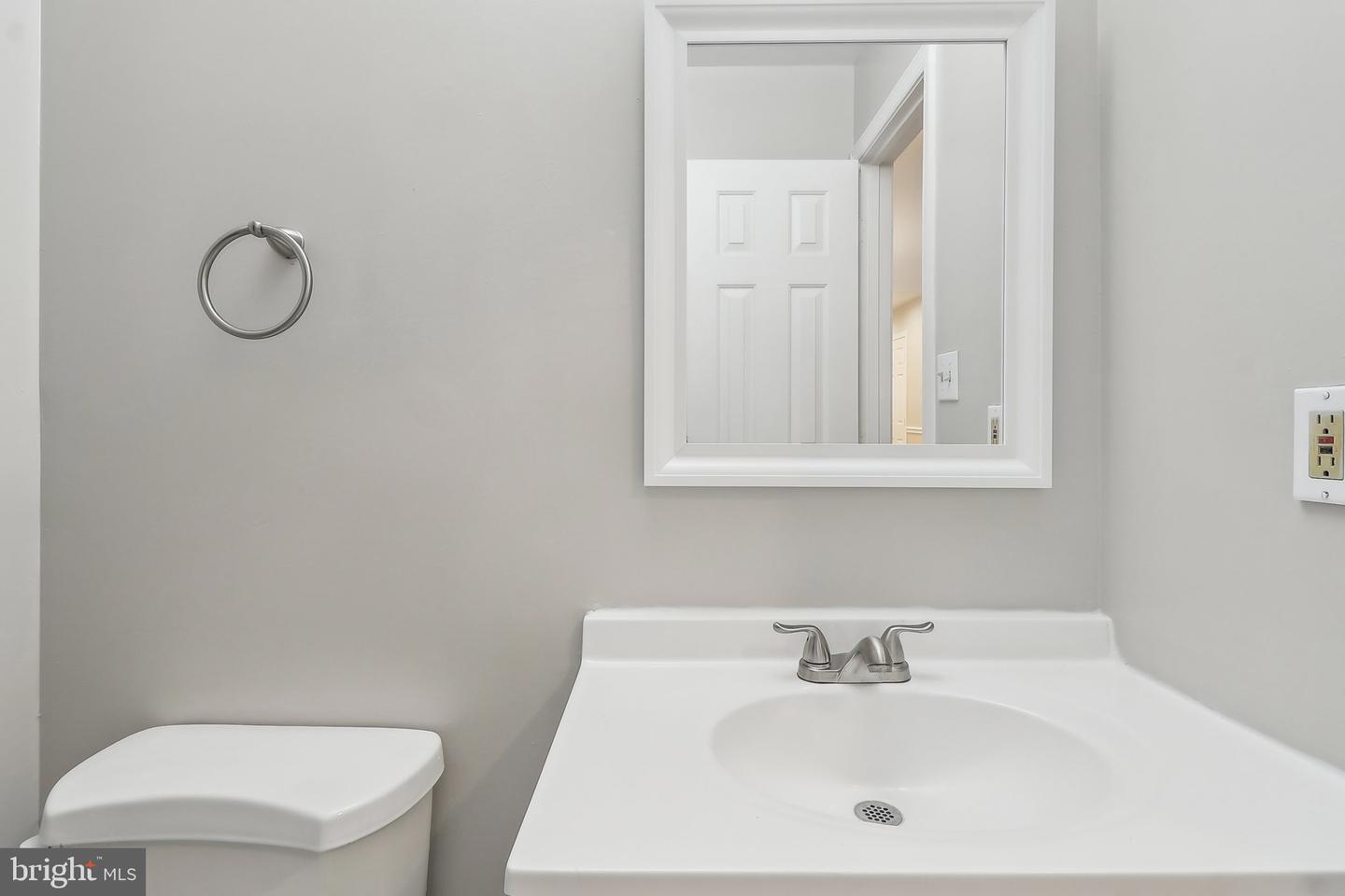 2816 LEE OAKS PL #102, FALLS CHURCH, Virginia 22046, 2 Bedrooms Bedrooms, 5 Rooms Rooms,2 BathroomsBathrooms,Residential,For sale,2816 LEE OAKS PL #102,VAFX2233310 MLS # VAFX2233310