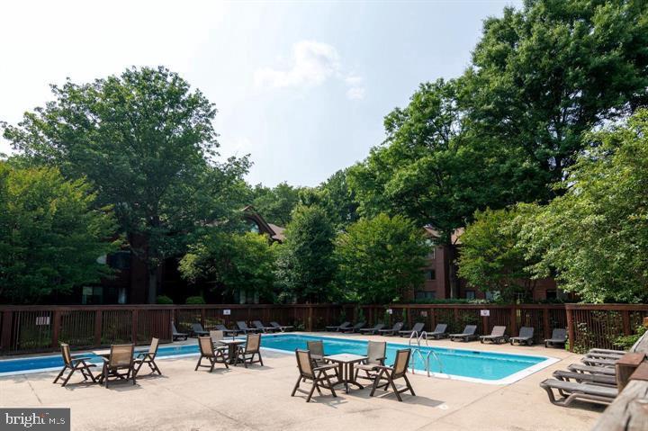 2816 LEE OAKS PL #102, FALLS CHURCH, Virginia 22046, 2 Bedrooms Bedrooms, 5 Rooms Rooms,2 BathroomsBathrooms,Residential,For sale,2816 LEE OAKS PL #102,VAFX2233310 MLS # VAFX2233310