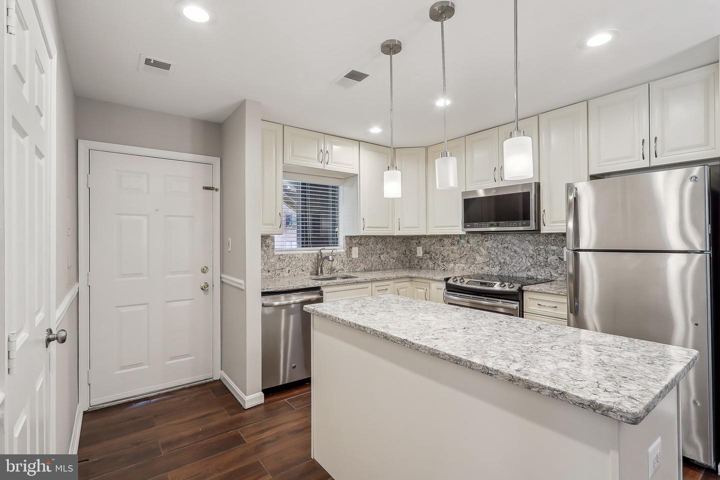2816 LEE OAKS PL #102, FALLS CHURCH, Virginia 22046, 2 Bedrooms Bedrooms, 5 Rooms Rooms,2 BathroomsBathrooms,Residential,For sale,2816 LEE OAKS PL #102,VAFX2233310 MLS # VAFX2233310