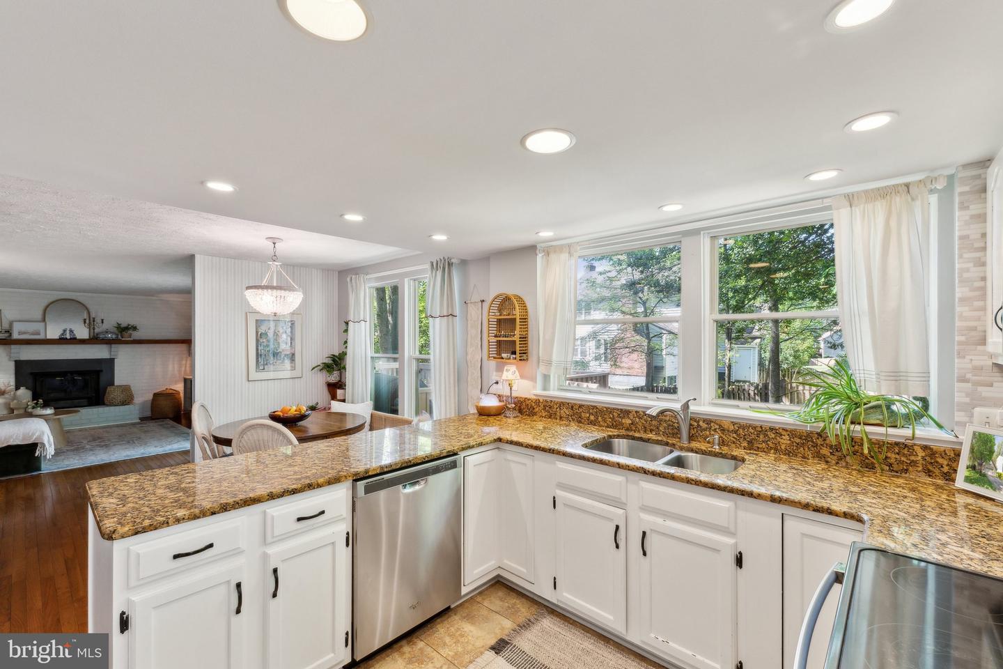 15184 HOLLEYSIDE DR, DUMFRIES, Virginia 22025, 5 Bedrooms Bedrooms, ,2 BathroomsBathrooms,Residential,For sale,15184 HOLLEYSIDE DR,VAPW2091890 MLS # VAPW2091890