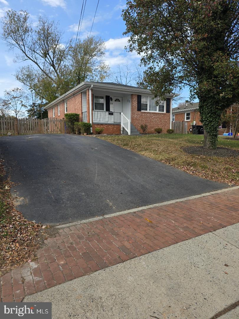 211 CATOCTIN CIR NE, LEESBURG, Virginia 20176, 3 Bedrooms Bedrooms, 11 Rooms Rooms,2 BathroomsBathrooms,Residential,For sale,211 CATOCTIN CIR NE,VALO2083326 MLS # VALO2083326
