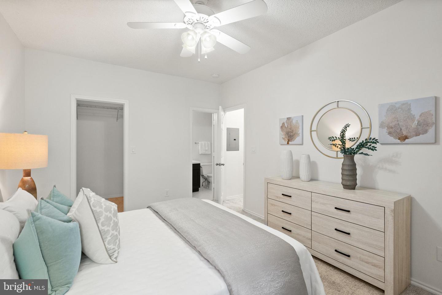 4400 HELMSFORD LN #202, FAIRFAX, Virginia 22033, 2 Bedrooms Bedrooms, ,2 BathroomsBathrooms,Residential,For sale,4400 HELMSFORD LN #202,VAFX2224030 MLS # VAFX2224030