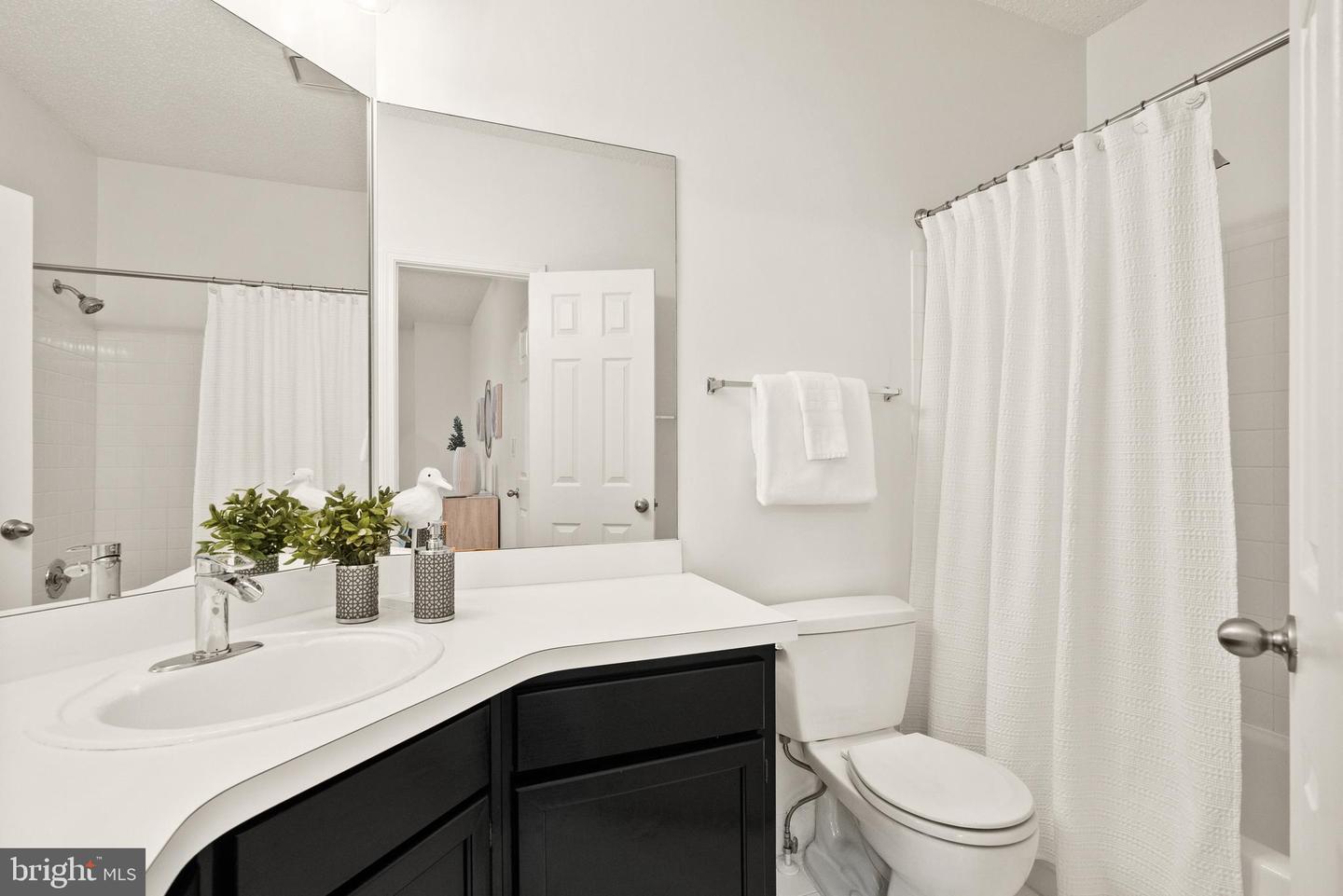 4400 HELMSFORD LN #202, FAIRFAX, Virginia 22033, 2 Bedrooms Bedrooms, ,2 BathroomsBathrooms,Residential,For sale,4400 HELMSFORD LN #202,VAFX2224030 MLS # VAFX2224030