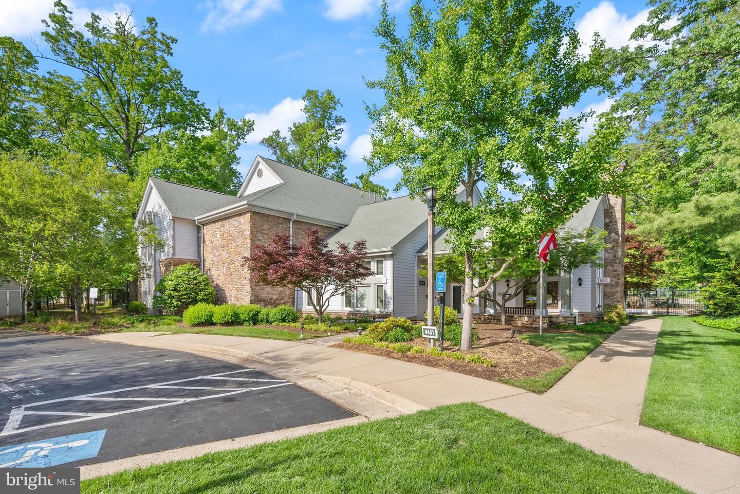 4400 HELMSFORD LN #202, FAIRFAX, Virginia 22033, 2 Bedrooms Bedrooms, ,2 BathroomsBathrooms,Residential,For sale,4400 HELMSFORD LN #202,VAFX2224030 MLS # VAFX2224030