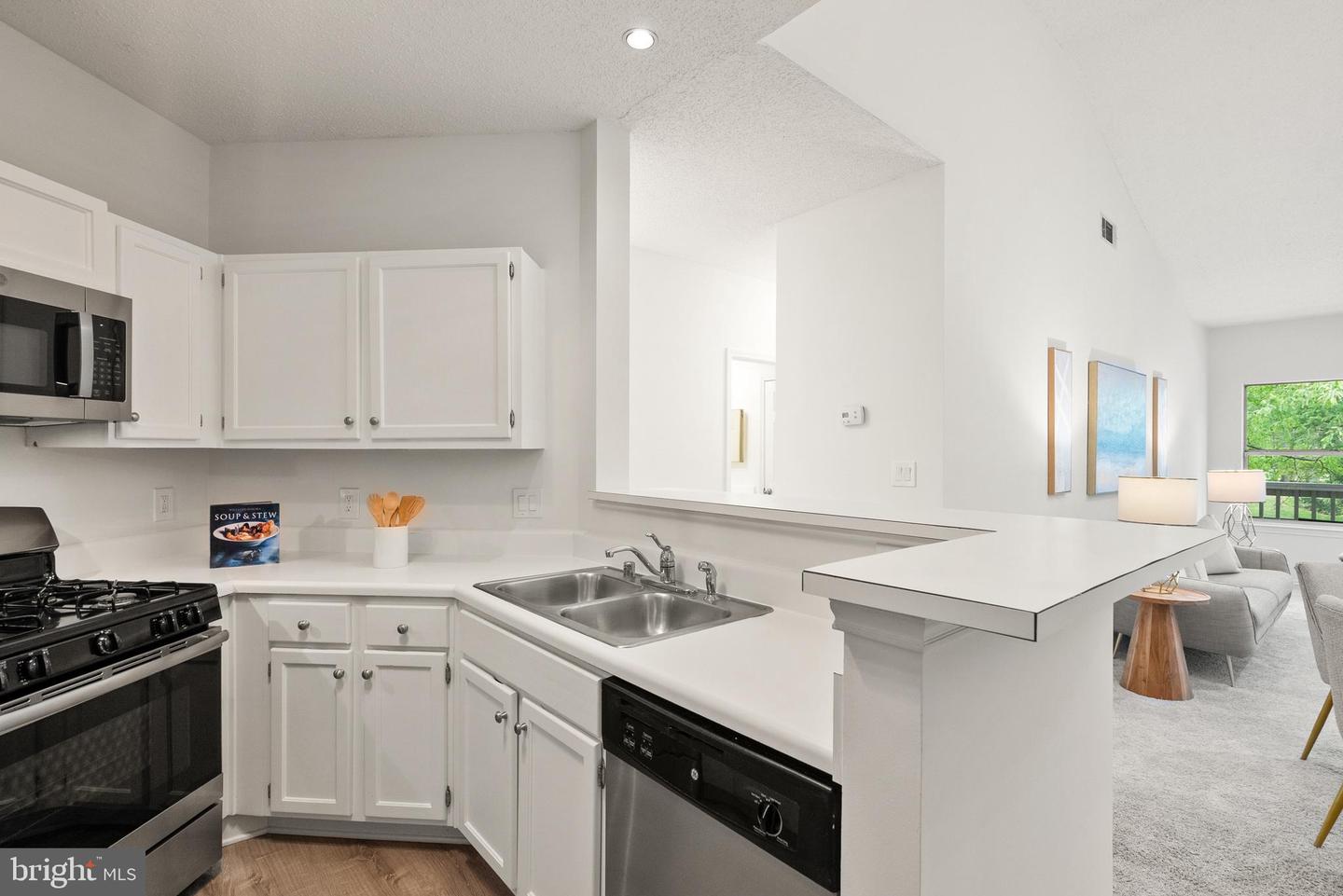 4400 HELMSFORD LN #202, FAIRFAX, Virginia 22033, 2 Bedrooms Bedrooms, ,2 BathroomsBathrooms,Residential,For sale,4400 HELMSFORD LN #202,VAFX2224030 MLS # VAFX2224030