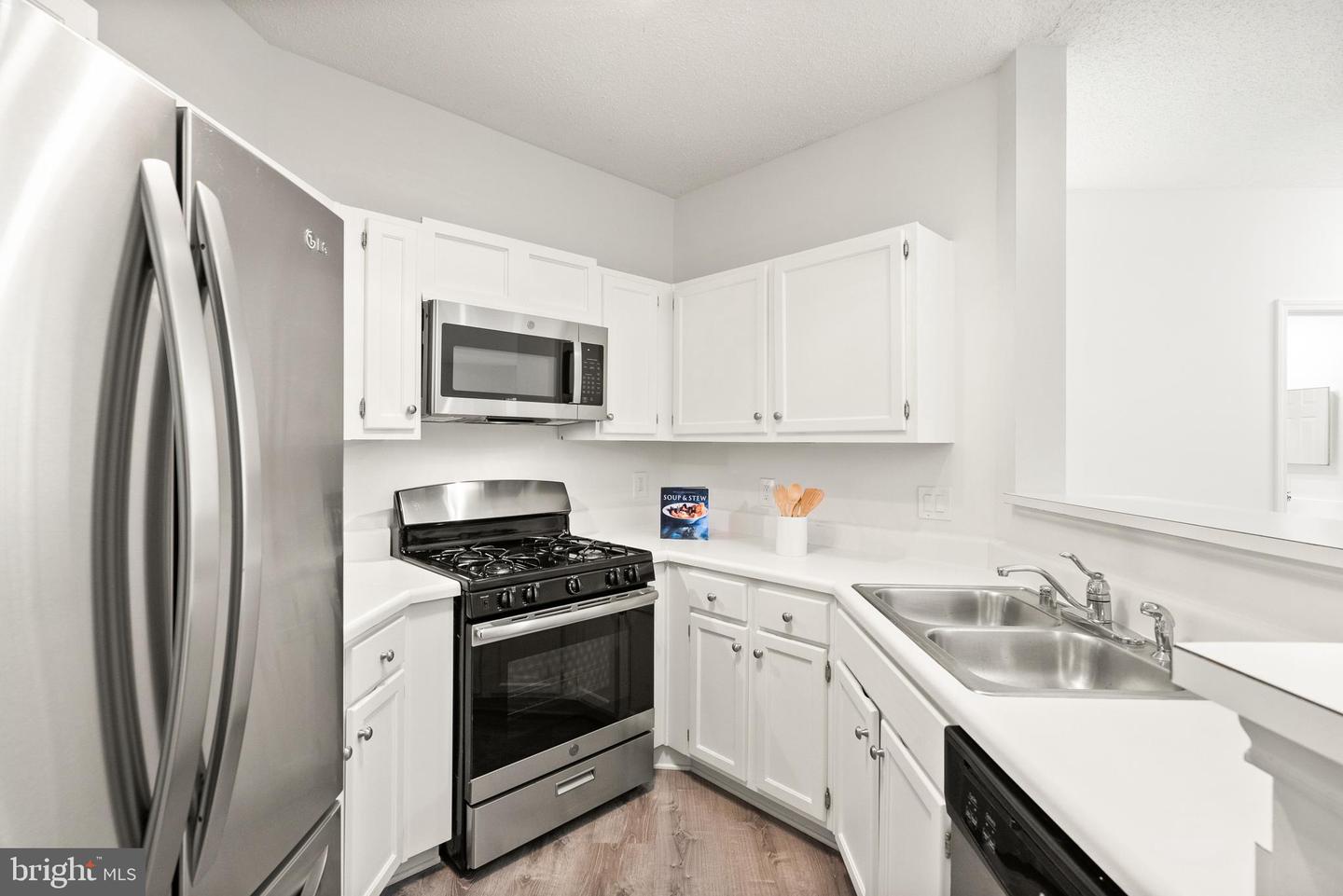 4400 HELMSFORD LN #202, FAIRFAX, Virginia 22033, 2 Bedrooms Bedrooms, ,2 BathroomsBathrooms,Residential,For sale,4400 HELMSFORD LN #202,VAFX2224030 MLS # VAFX2224030