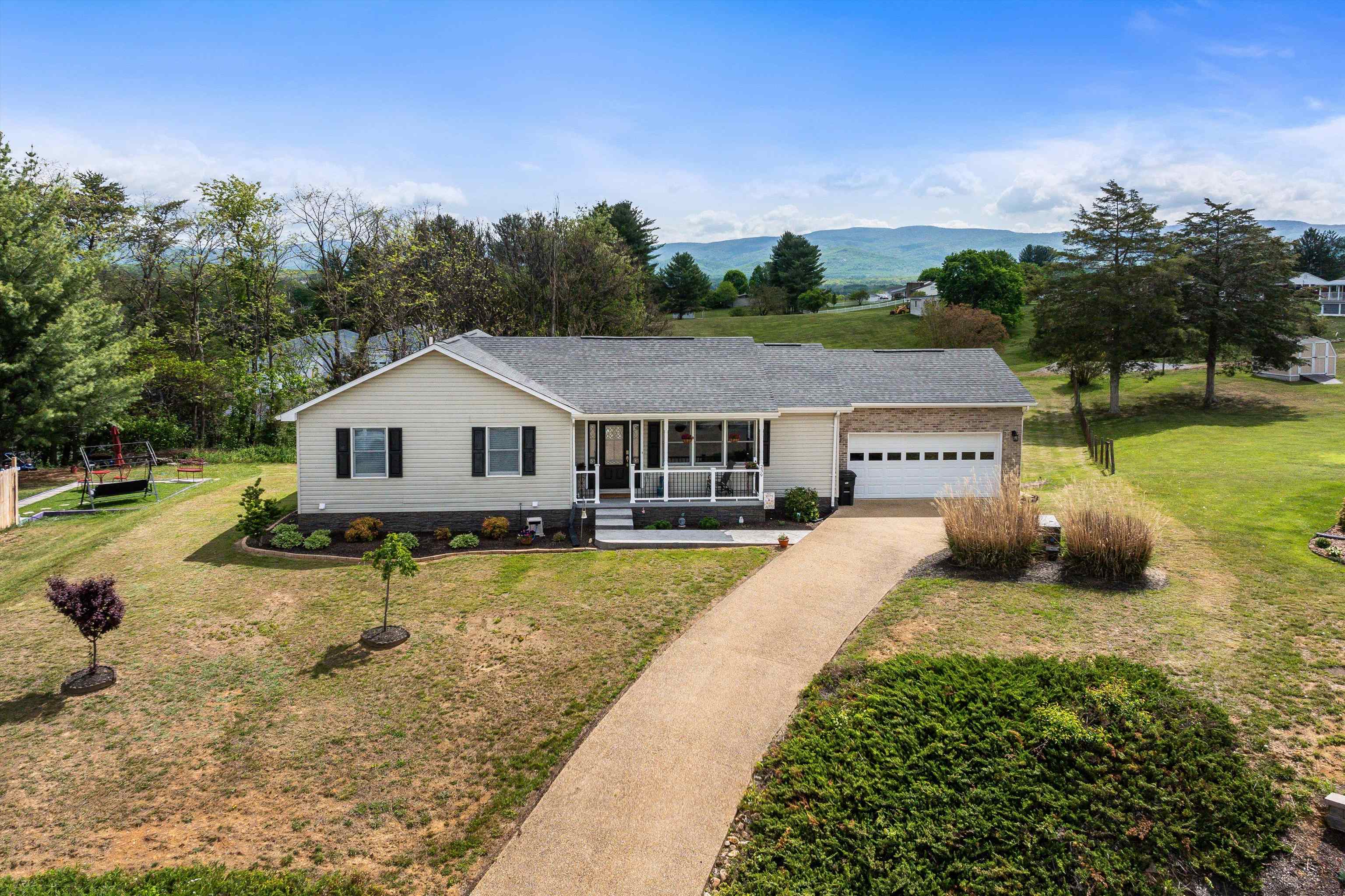 239 WINDSONG HILLS DR, ELKTON, Virginia 22827, 4 Bedrooms Bedrooms, ,3 BathroomsBathrooms,Residential,239 WINDSONG HILLS DR,663975 MLS # 663975