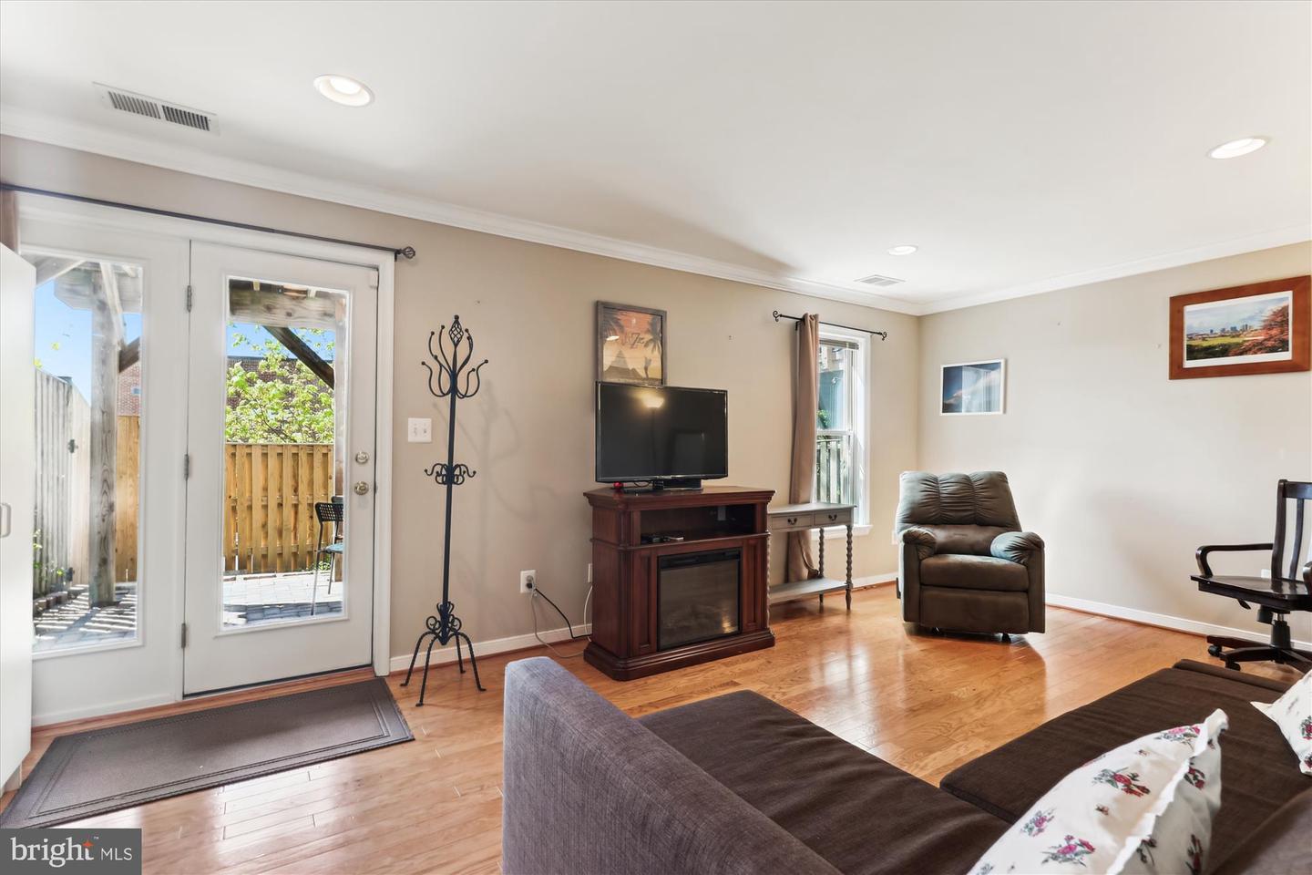 3814 WOODLAWN CT, ALEXANDRIA, Virginia 22304, 3 Bedrooms Bedrooms, ,3 BathroomsBathrooms,Residential,For sale,3814 WOODLAWN CT,VAAX2043360 MLS # VAAX2043360