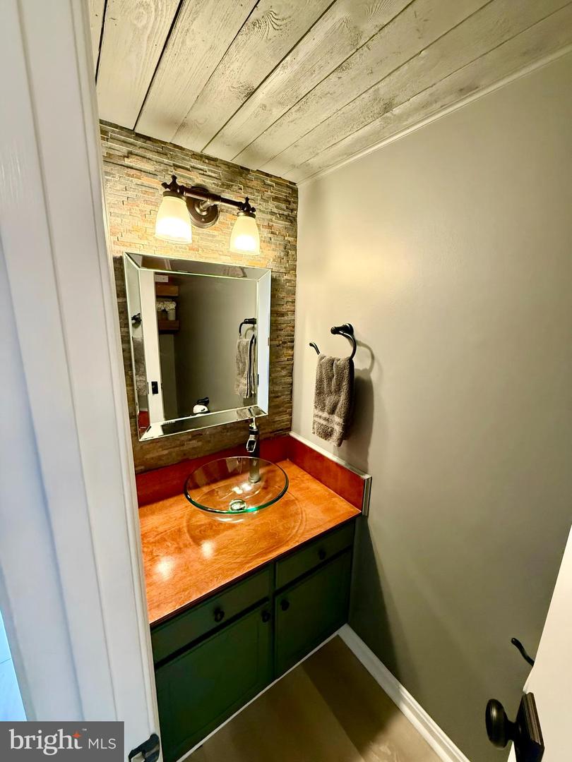 3185 LAWSONS HILL PL, ALEXANDRIA, Virginia 22310, 3 Bedrooms Bedrooms, 8 Rooms Rooms,3 BathroomsBathrooms,Residential,For sale,3185 LAWSONS HILL PL,VAFX2231802 MLS # VAFX2231802