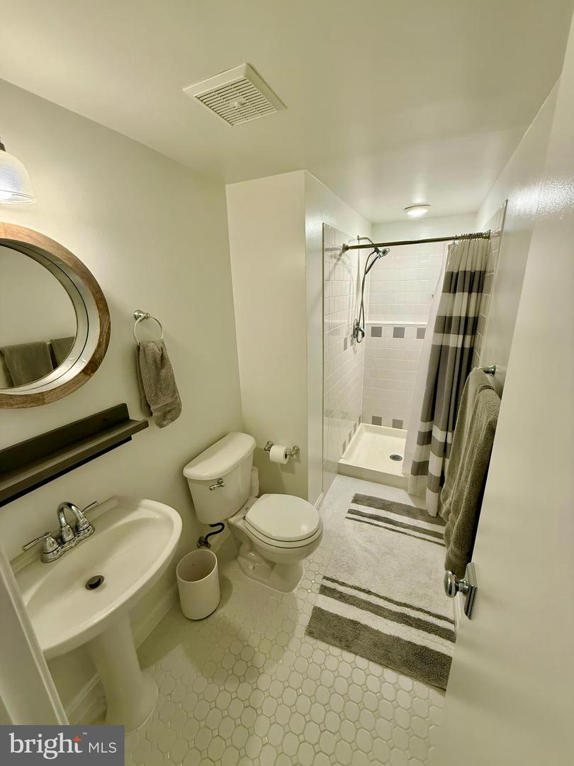 3185 LAWSONS HILL PL, ALEXANDRIA, Virginia 22310, 3 Bedrooms Bedrooms, 8 Rooms Rooms,3 BathroomsBathrooms,Residential,For sale,3185 LAWSONS HILL PL,VAFX2231802 MLS # VAFX2231802
