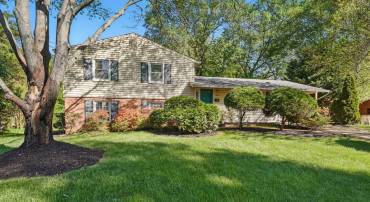 4905 SPRINGBROOK DR, ANNANDALE, Virginia 22003, 4 Bedrooms Bedrooms, 8 Rooms Rooms,2 BathroomsBathrooms,Residential,For sale,4905 SPRINGBROOK DR,VAFX2232454 MLS # VAFX2232454