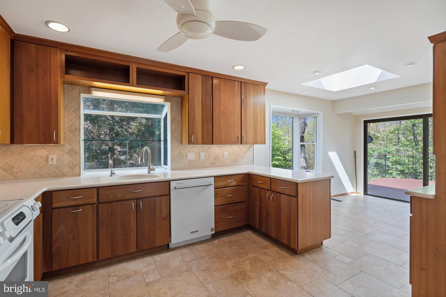 1418 WOLFTRAP RUN RD, VIENNA, Virginia 22182, 5 Bedrooms Bedrooms, ,3 BathroomsBathrooms,Residential,For sale,1418 WOLFTRAP RUN RD,VAFX2233056 MLS # VAFX2233056