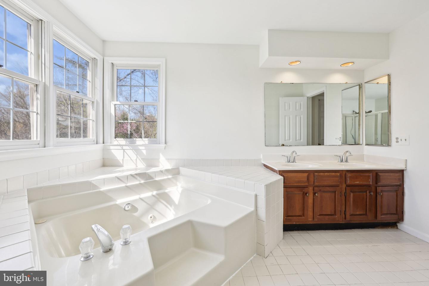 1316 SHAKER WOODS RD, HERNDON, Virginia 20170, 5 Bedrooms Bedrooms, ,4 BathroomsBathrooms,Residential,For sale,1316 SHAKER WOODS RD,VAFX2233168 MLS # VAFX2233168