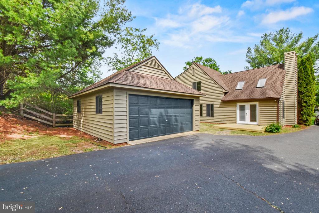1132 AMBER RIDGE RD, CHARLOTTESVILLE, Virginia 22901, 4 Bedrooms Bedrooms, ,2 BathroomsBathrooms,Residential,1132 AMBER RIDGE RD,VAAB2000954 MLS # VAAB2000954