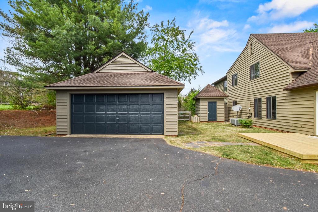 1132 AMBER RIDGE RD, CHARLOTTESVILLE, Virginia 22901, 4 Bedrooms Bedrooms, ,2 BathroomsBathrooms,Residential,1132 AMBER RIDGE RD,VAAB2000954 MLS # VAAB2000954
