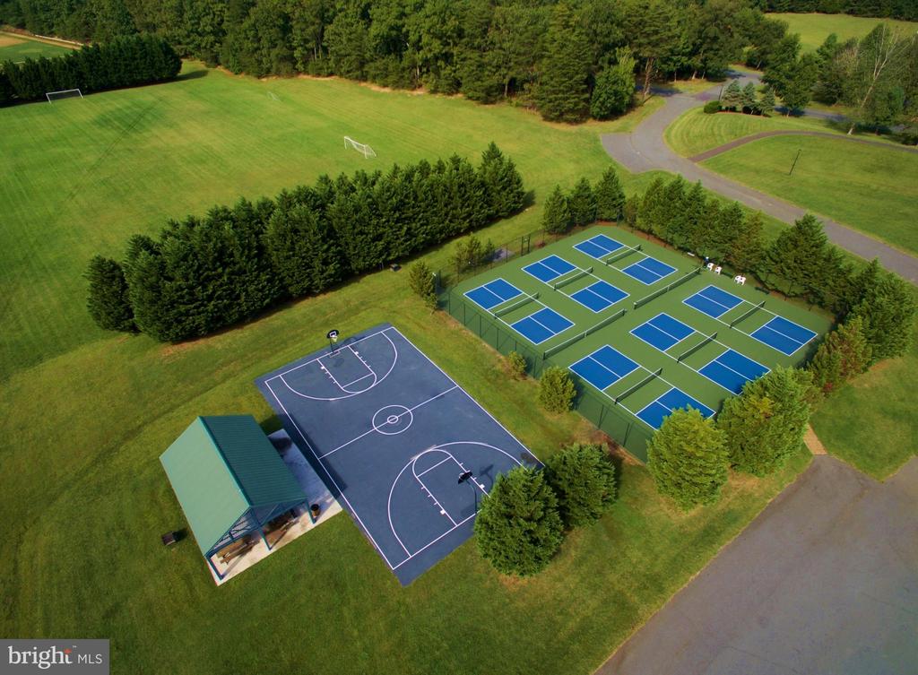 11708 EAGLE RIDGE DR, SPOTSYLVANIA, Virginia 22551, 5 Bedrooms Bedrooms, ,4 BathroomsBathrooms,Residential,11708 EAGLE RIDGE DR,VASP2032760 MLS # VASP2032760