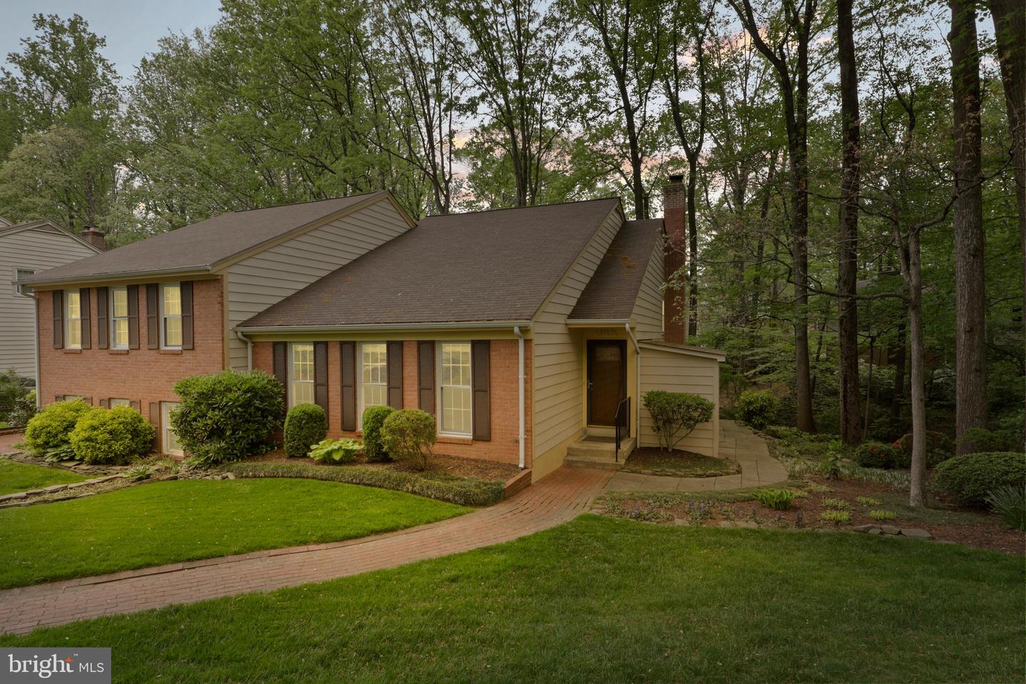 9907 HEMLOCK WOODS LN, BURKE, Virginia 22015, 3 Bedrooms Bedrooms, ,3 BathroomsBathrooms,Residential,For sale,9907 HEMLOCK WOODS LN,VAFX2234950 MLS # VAFX2234950