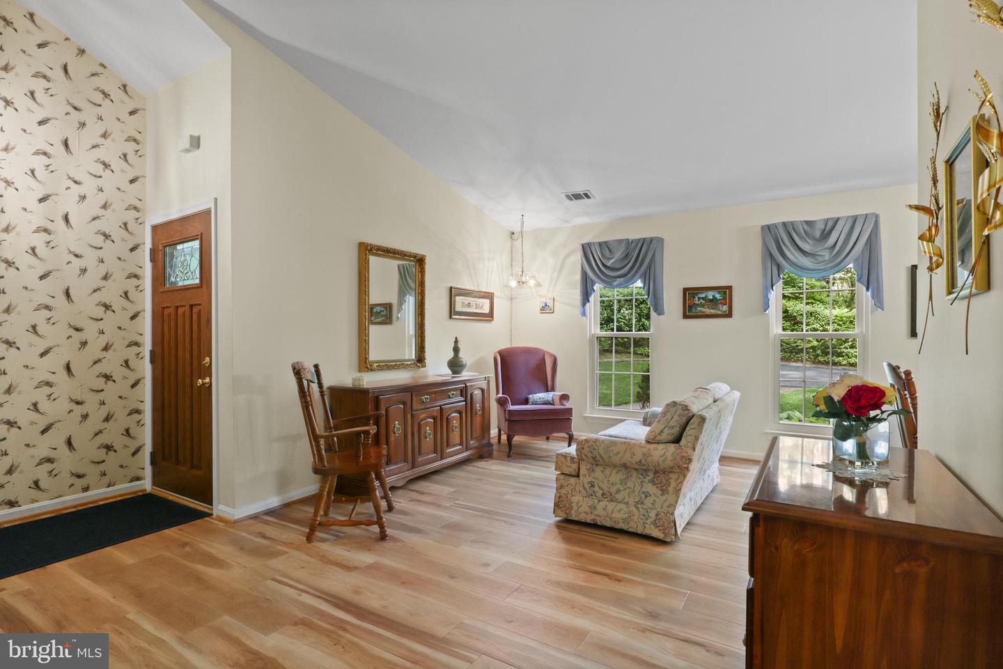 9907 HEMLOCK WOODS LN, BURKE, Virginia 22015, 3 Bedrooms Bedrooms, ,3 BathroomsBathrooms,Residential,For sale,9907 HEMLOCK WOODS LN,VAFX2234950 MLS # VAFX2234950