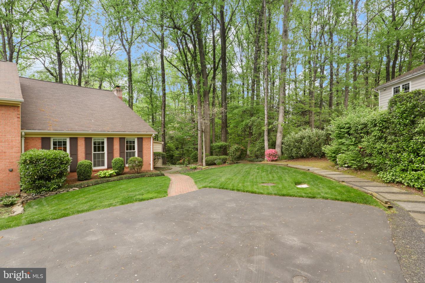 9907 HEMLOCK WOODS LN, BURKE, Virginia 22015, 3 Bedrooms Bedrooms, ,3 BathroomsBathrooms,Residential,For sale,9907 HEMLOCK WOODS LN,VAFX2234950 MLS # VAFX2234950