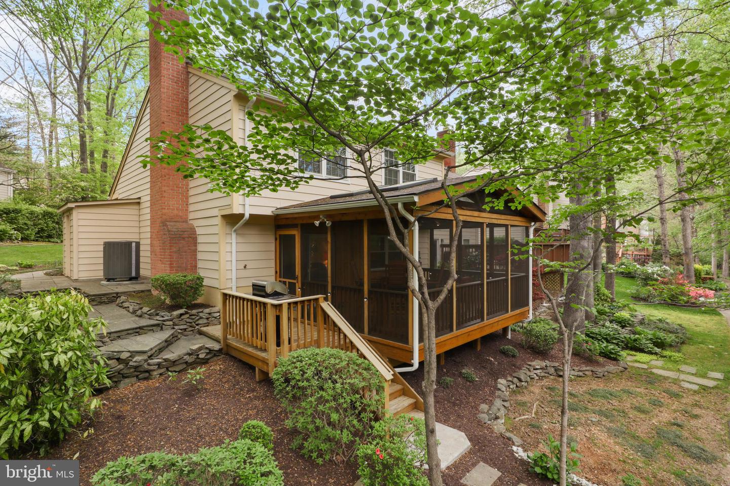 9907 HEMLOCK WOODS LN, BURKE, Virginia 22015, 3 Bedrooms Bedrooms, ,3 BathroomsBathrooms,Residential,For sale,9907 HEMLOCK WOODS LN,VAFX2234950 MLS # VAFX2234950
