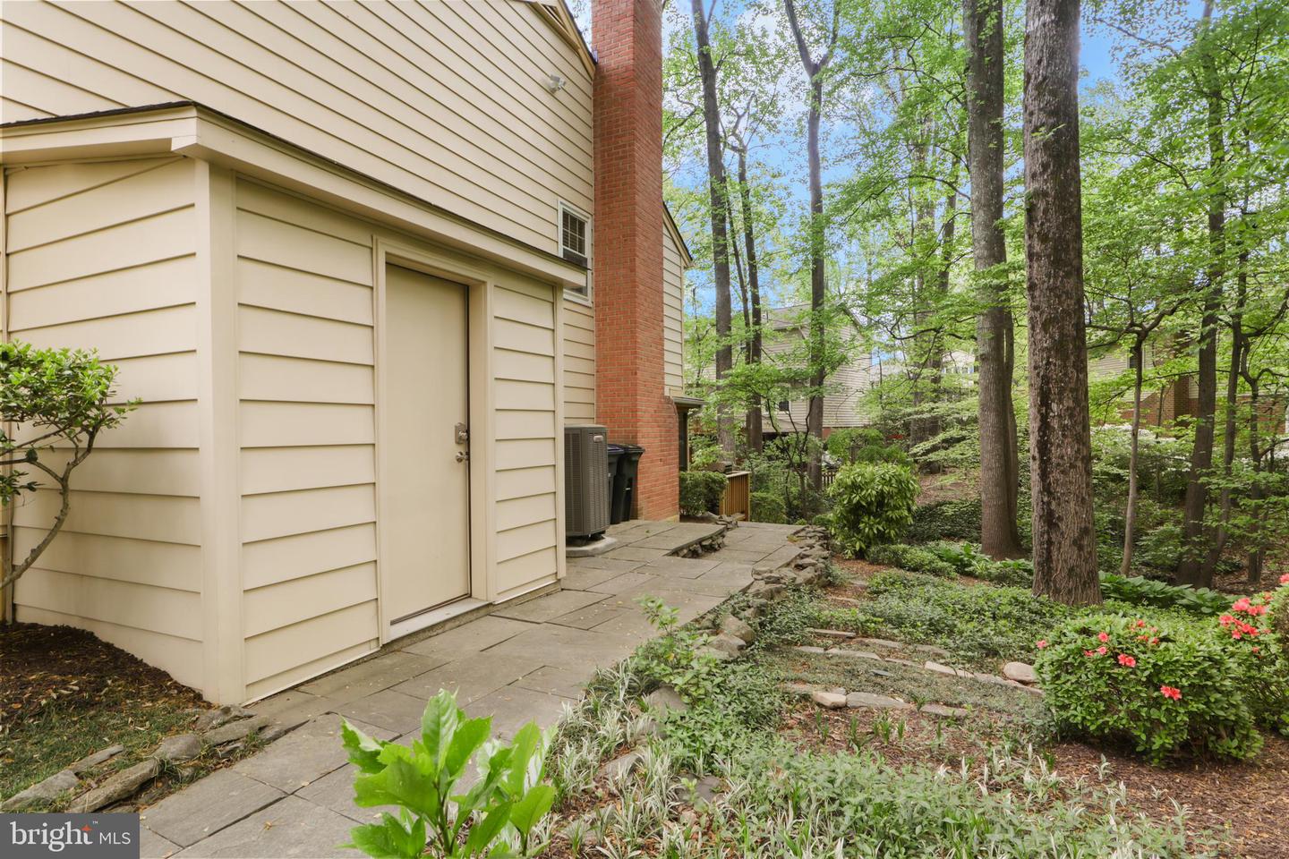 9907 HEMLOCK WOODS LN, BURKE, Virginia 22015, 3 Bedrooms Bedrooms, ,3 BathroomsBathrooms,Residential,For sale,9907 HEMLOCK WOODS LN,VAFX2234950 MLS # VAFX2234950