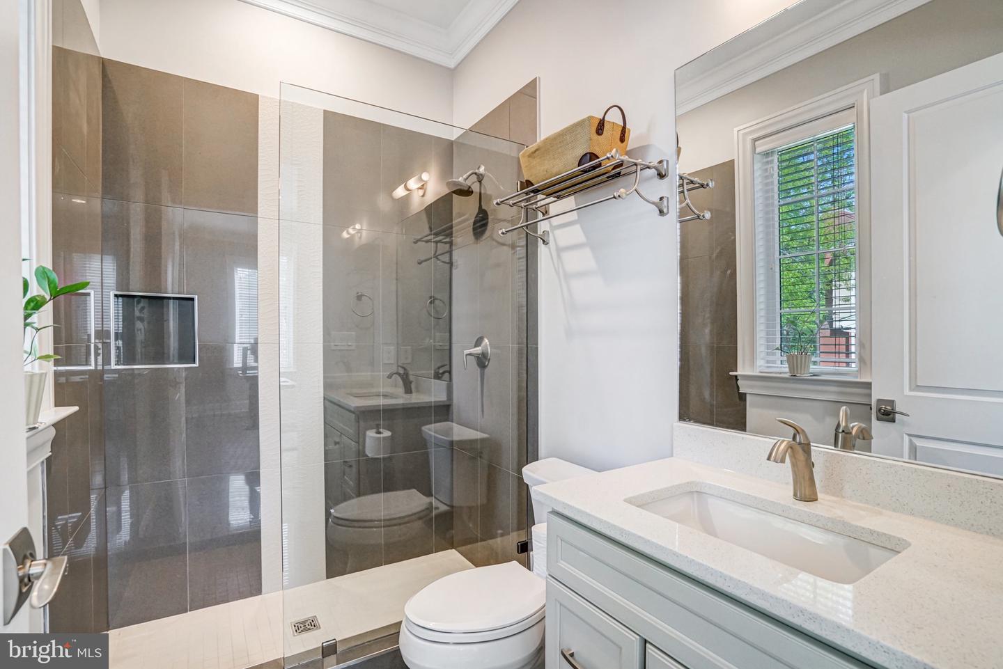 1712 LINWOOD PL, MCLEAN, Virginia 22101, 5 Bedrooms Bedrooms, ,6 BathroomsBathrooms,Residential,For sale,1712 LINWOOD PL,VAFX2235334 MLS # VAFX2235334