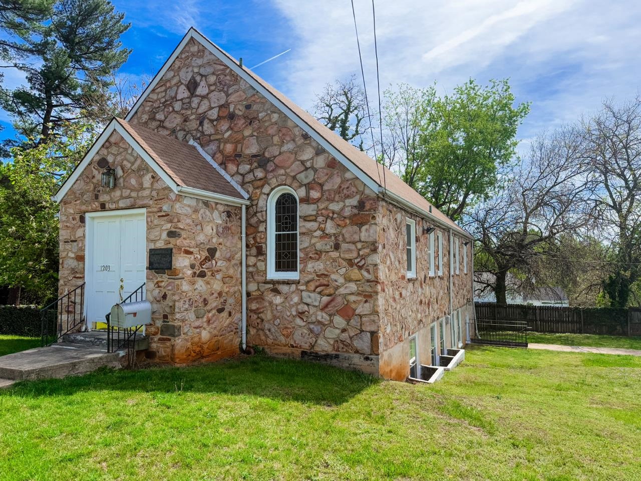 1203 WINDSOR LN, STAUNTON, Virginia 24401, ,Residential,1203 WINDSOR LN,664005 MLS # 664005
