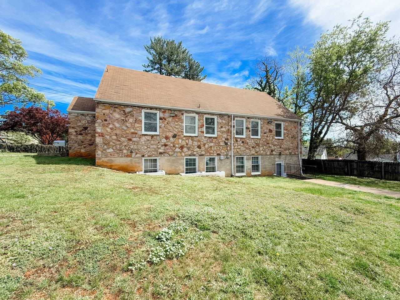 1203 WINDSOR LN, STAUNTON, Virginia 24401, ,Residential,1203 WINDSOR LN,664005 MLS # 664005