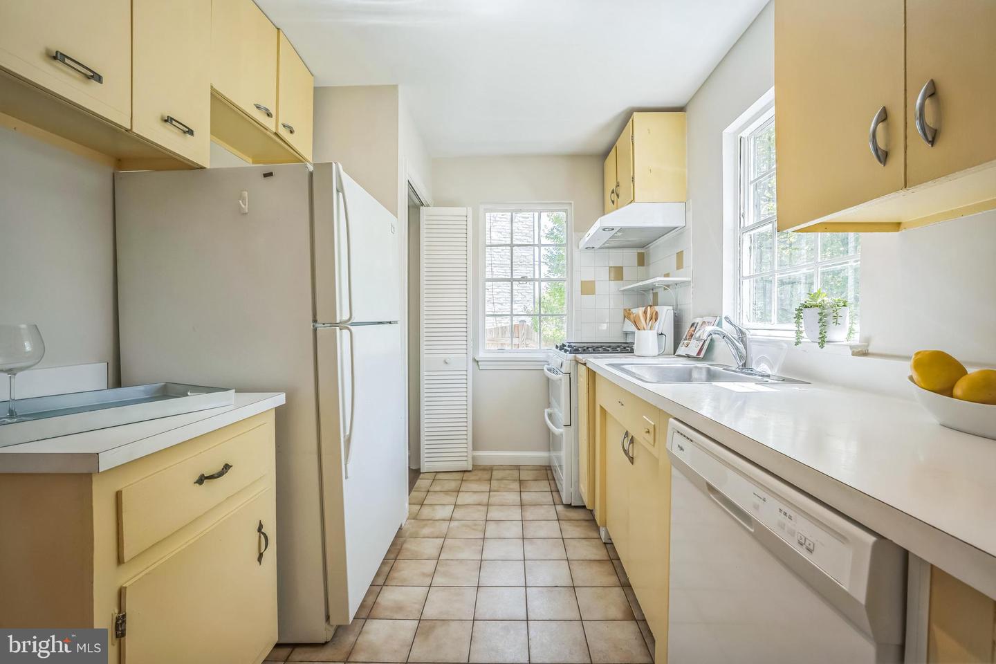 6105 26TH ST N, ARLINGTON, Virginia 22207, 3 Bedrooms Bedrooms, ,2 BathroomsBathrooms,Residential,For sale,6105 26TH ST N,VAAR2056342 MLS # VAAR2056342