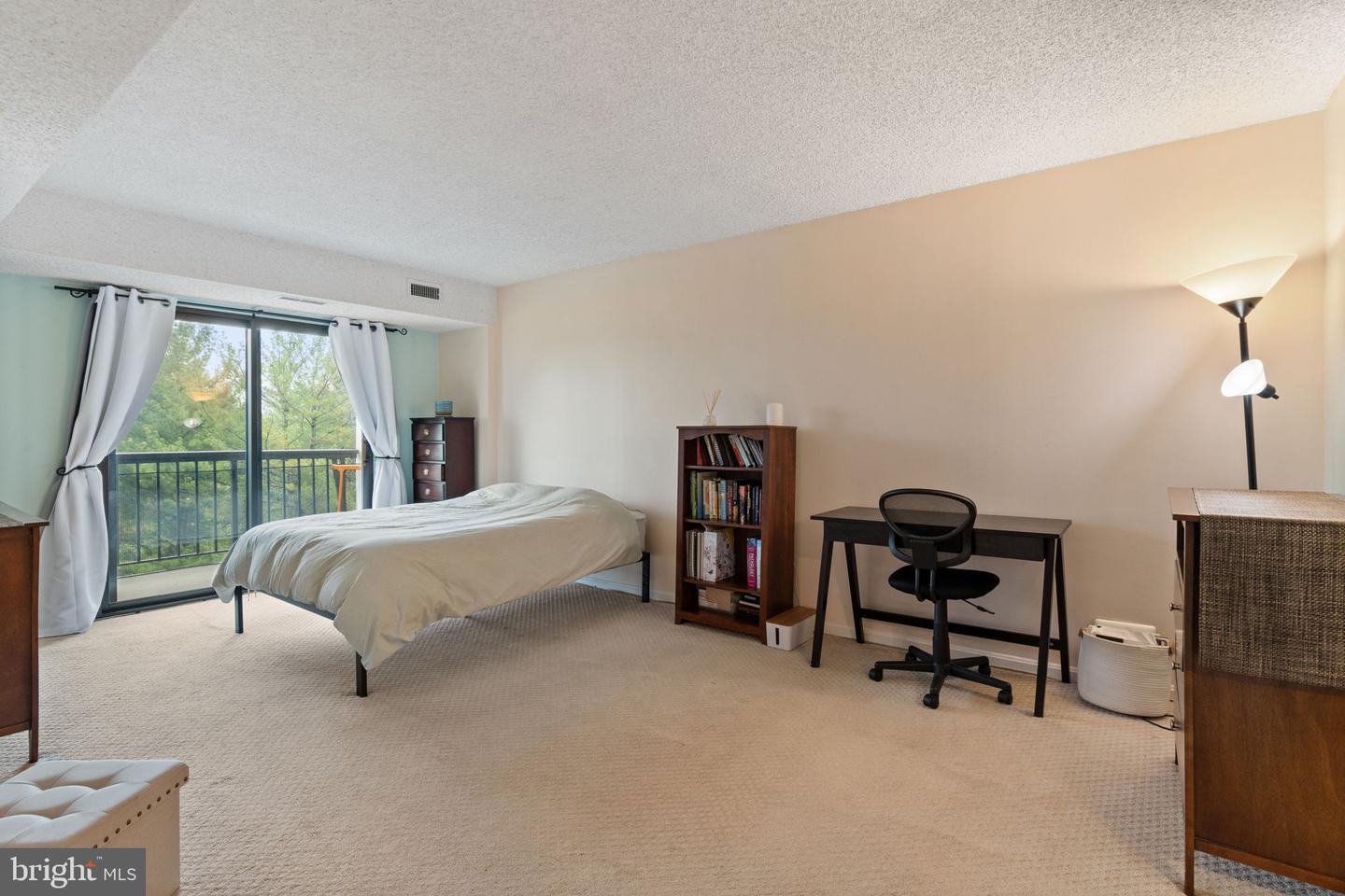 3800 POWELL LN #918, FALLS CHURCH, Virginia 22041, 1 Bedroom Bedrooms, 1 Room Rooms,1 BathroomBathrooms,Residential,For sale,3800 POWELL LN #918,VAFX2235772 MLS # VAFX2235772