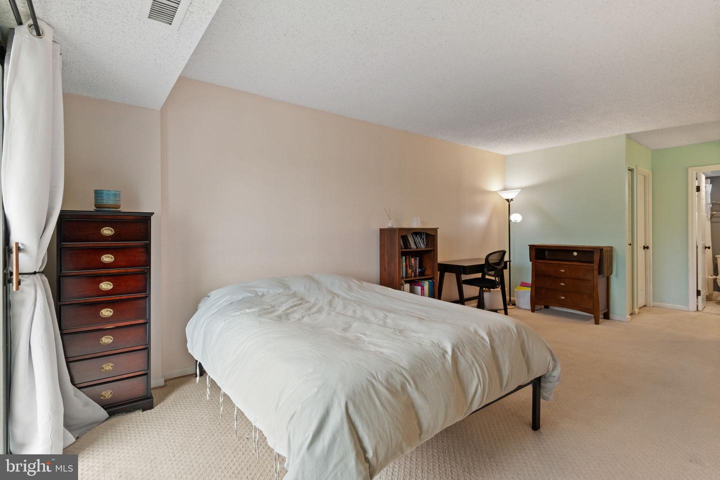 3800 POWELL LN #918, FALLS CHURCH, Virginia 22041, 1 Bedroom Bedrooms, 1 Room Rooms,1 BathroomBathrooms,Residential,For sale,3800 POWELL LN #918,VAFX2235772 MLS # VAFX2235772