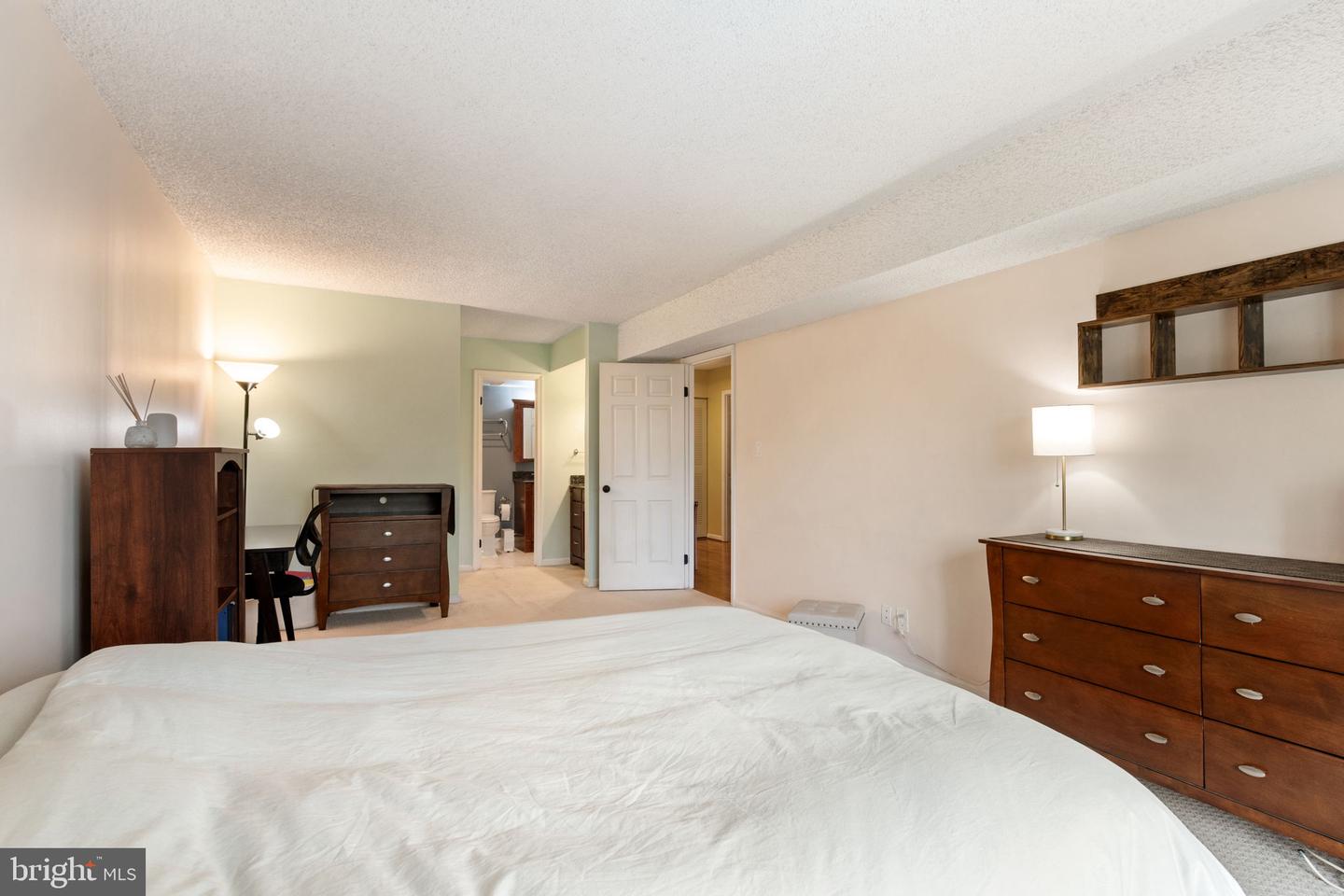 3800 POWELL LN #918, FALLS CHURCH, Virginia 22041, 1 Bedroom Bedrooms, 1 Room Rooms,1 BathroomBathrooms,Residential,For sale,3800 POWELL LN #918,VAFX2235772 MLS # VAFX2235772