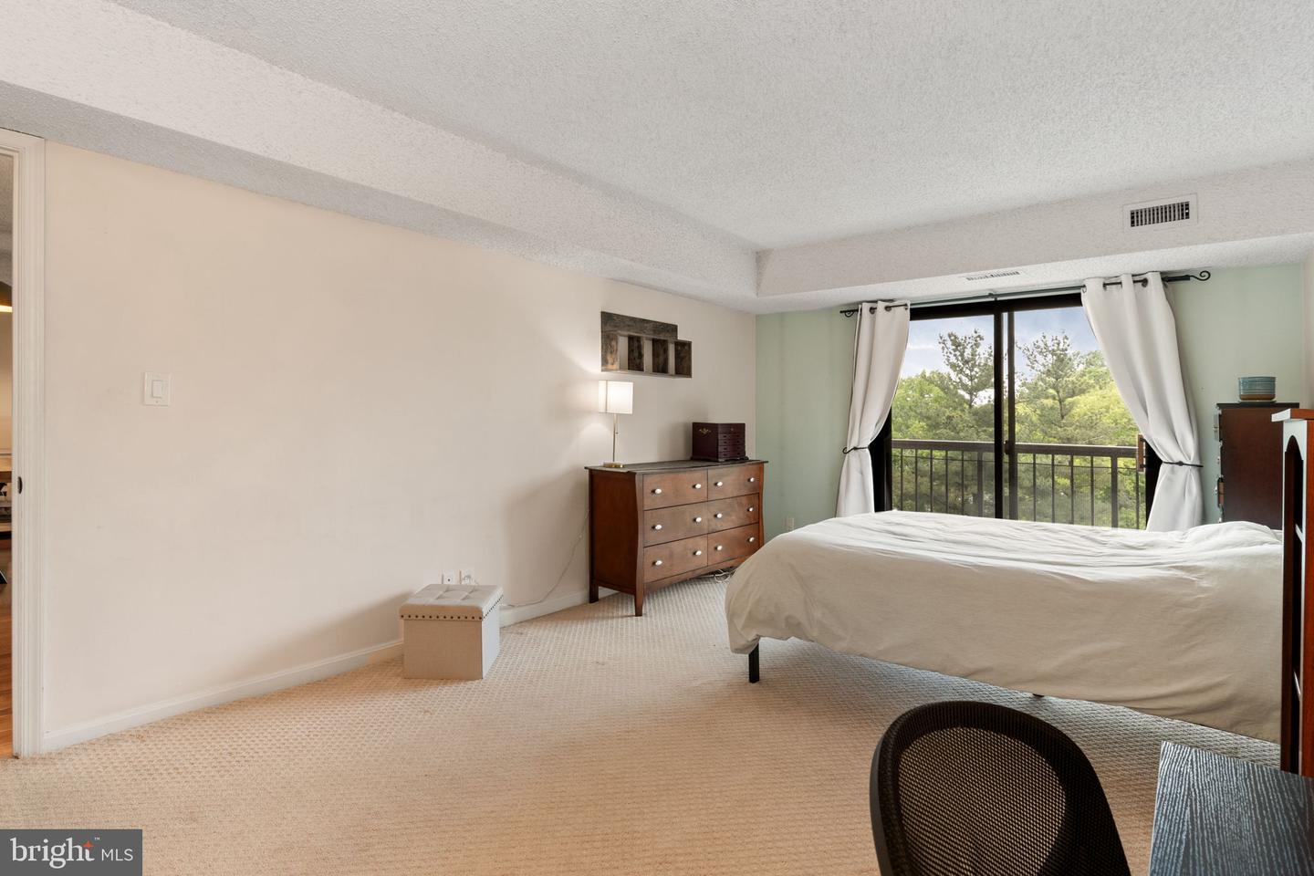 3800 POWELL LN #918, FALLS CHURCH, Virginia 22041, 1 Bedroom Bedrooms, 1 Room Rooms,1 BathroomBathrooms,Residential,For sale,3800 POWELL LN #918,VAFX2235772 MLS # VAFX2235772