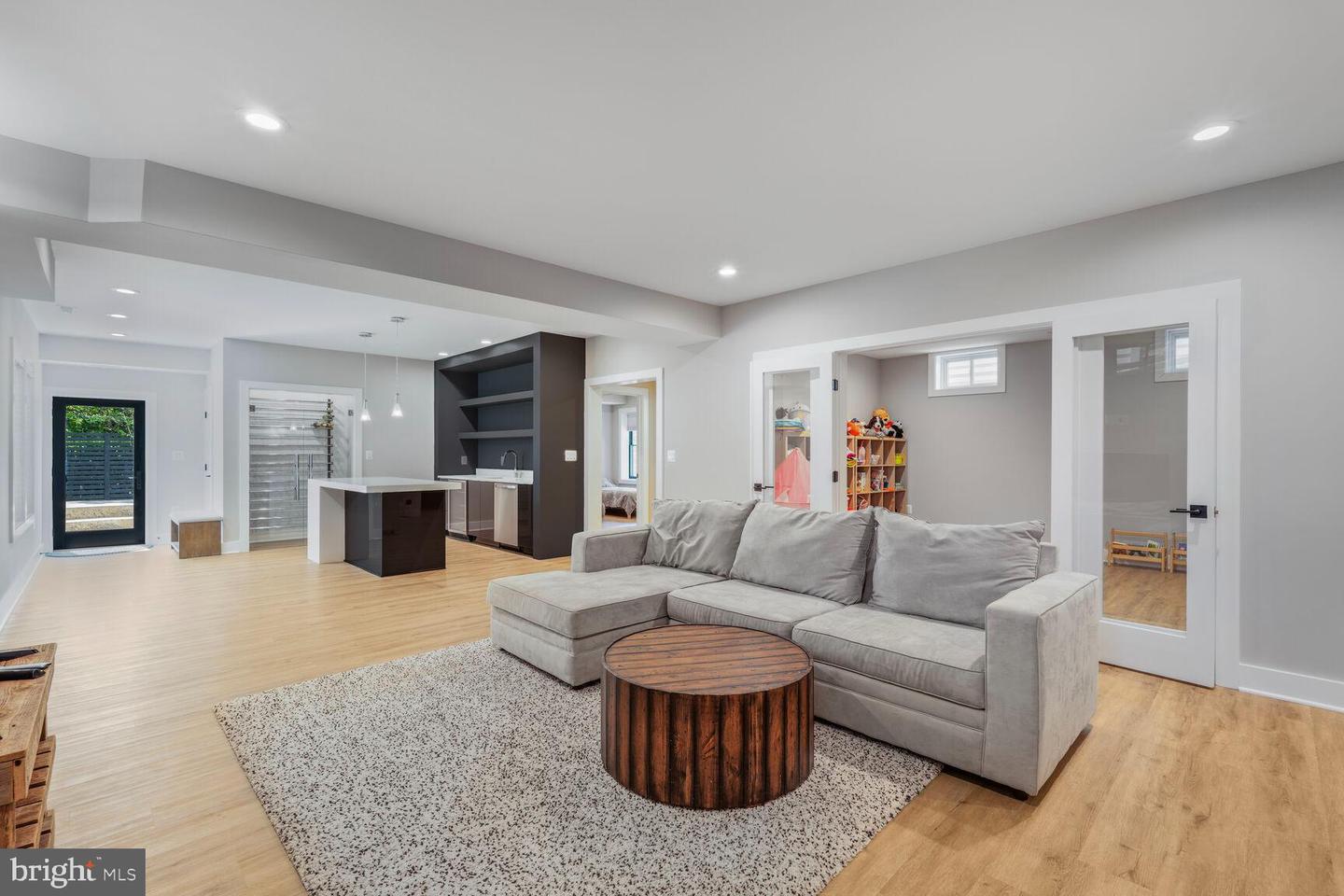 2600 3RD ST N, ARLINGTON, Virginia 22201, 6 Bedrooms Bedrooms, ,6 BathroomsBathrooms,Residential,For sale,2600 3RD ST N,VAAR2056382 MLS # VAAR2056382