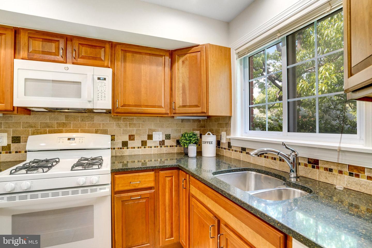 3736 GUNSTON RD, ALEXANDRIA, Virginia 22302, 2 Bedrooms Bedrooms, ,1 BathroomBathrooms,Residential,For sale,3736 GUNSTON RD,VAAX2044488 MLS # VAAX2044488